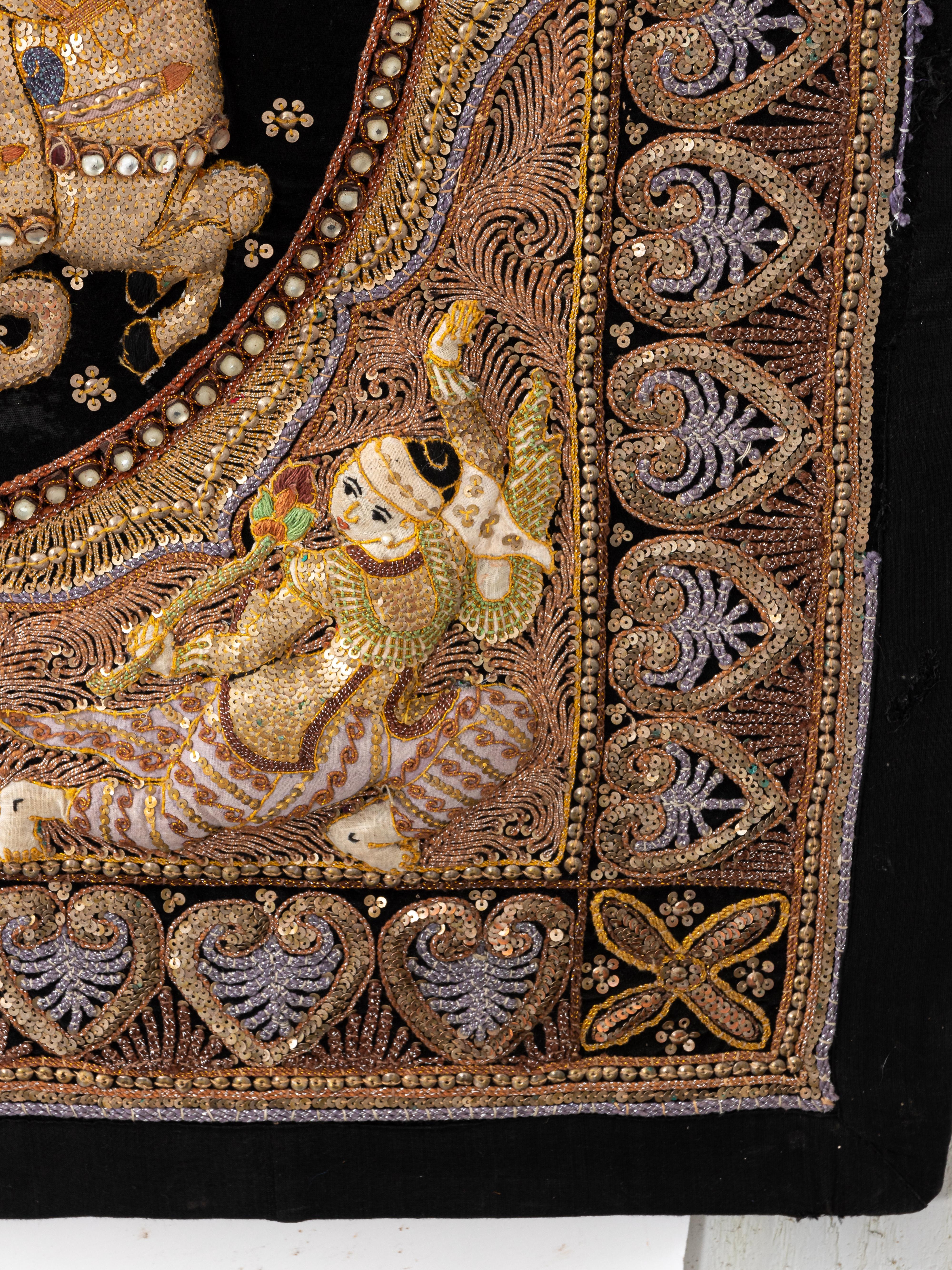 Tableau d'affichage indien brodé avec détails en perles en vente 1