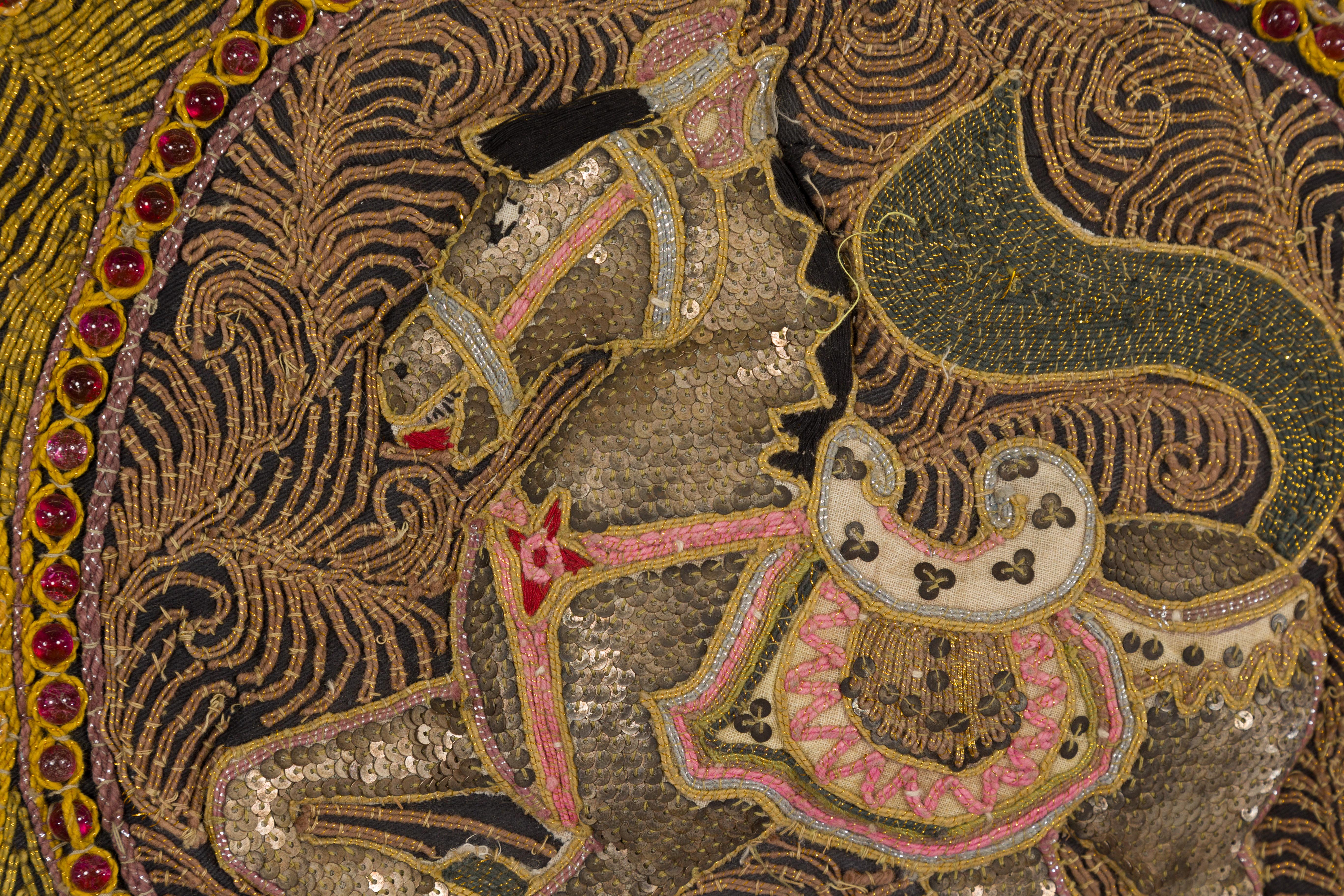 Bestickter Kalaga-Wandteppich in Gold und Rot mit Pferd, Elefant und Pailletten im Angebot 4