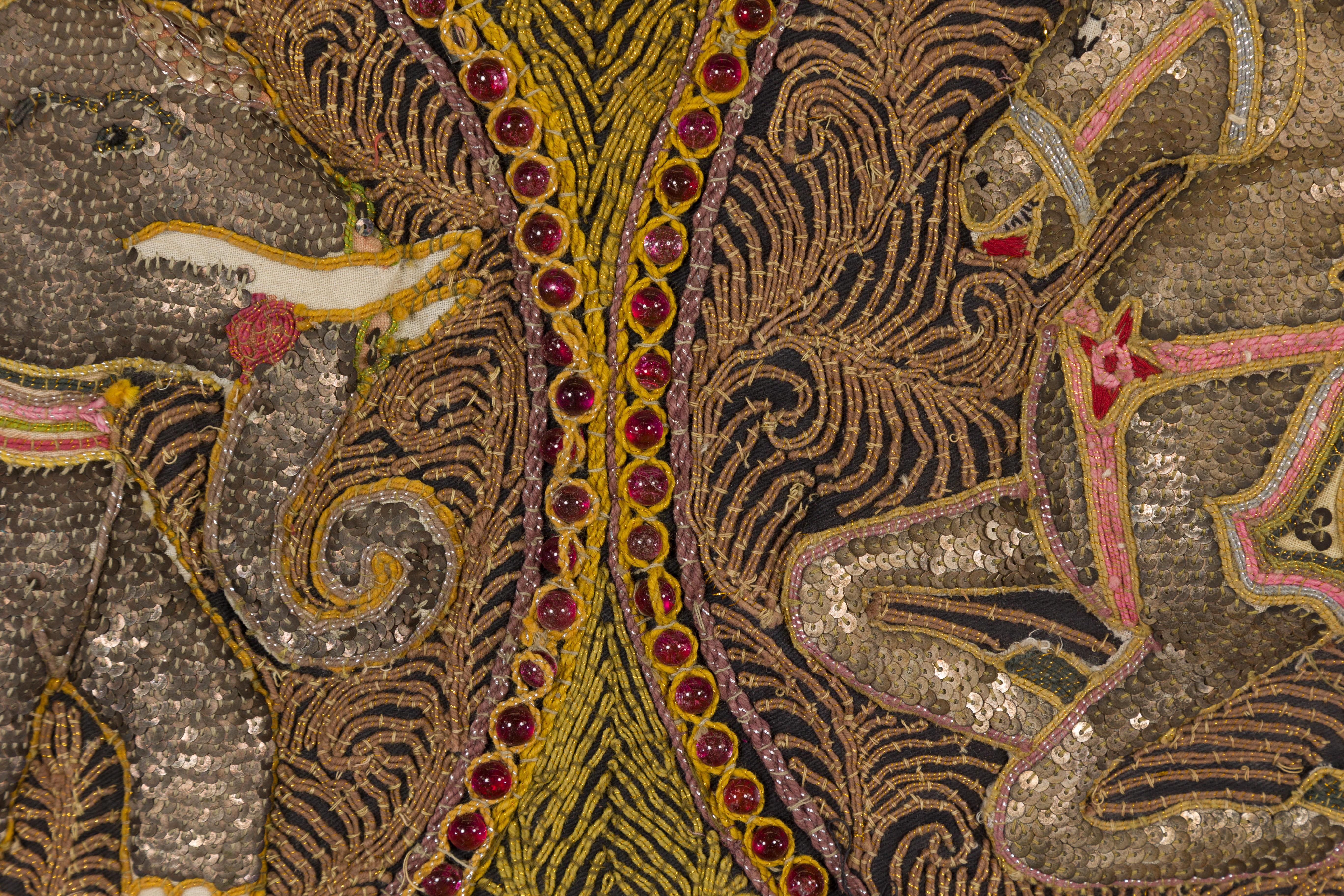 Bestickter Kalaga-Wandteppich in Gold und Rot mit Pferd, Elefant und Pailletten im Angebot 7
