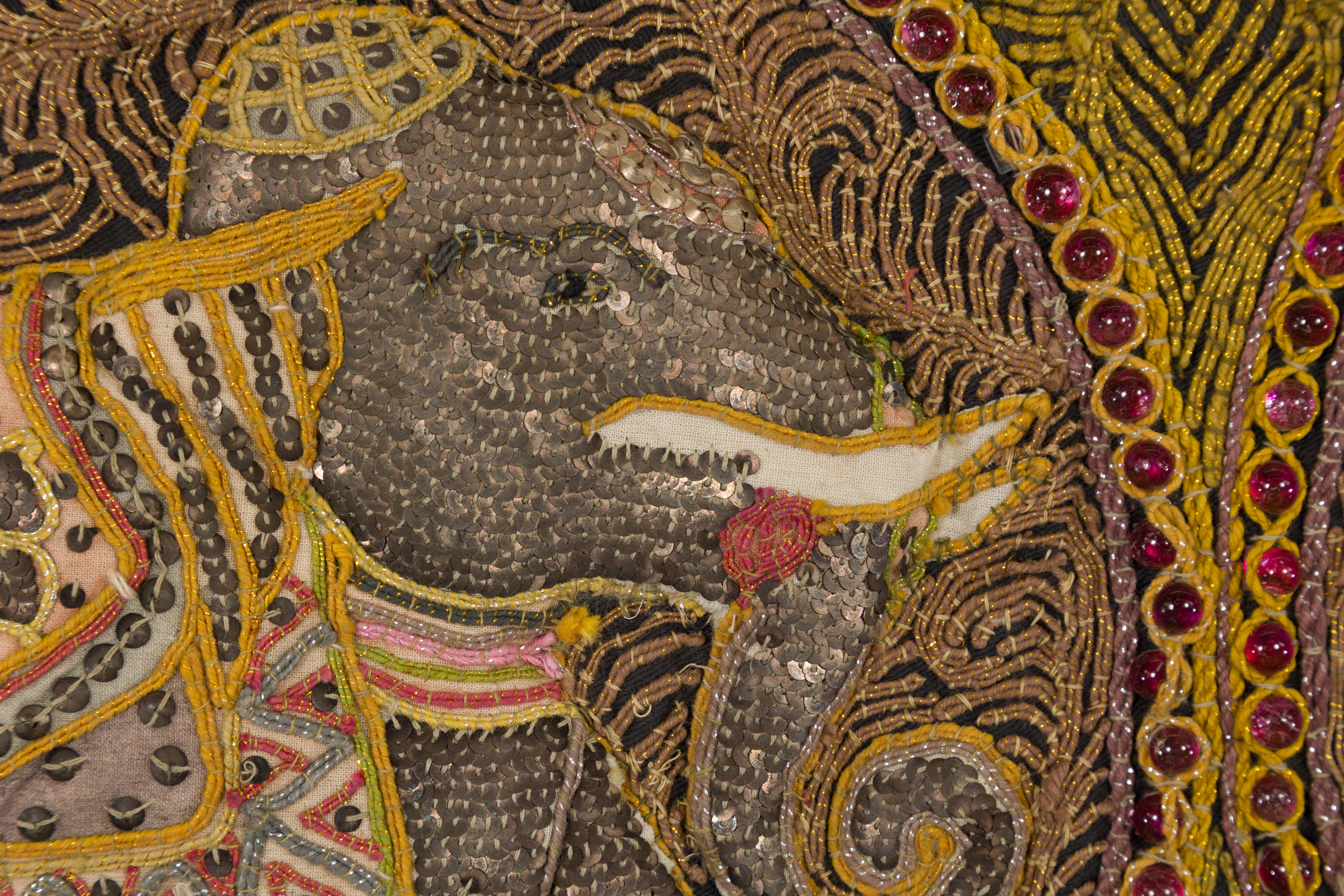 Tapisserie Kalaga brodée or et rouge avec cheval, éléphant et paillettes en vente 9