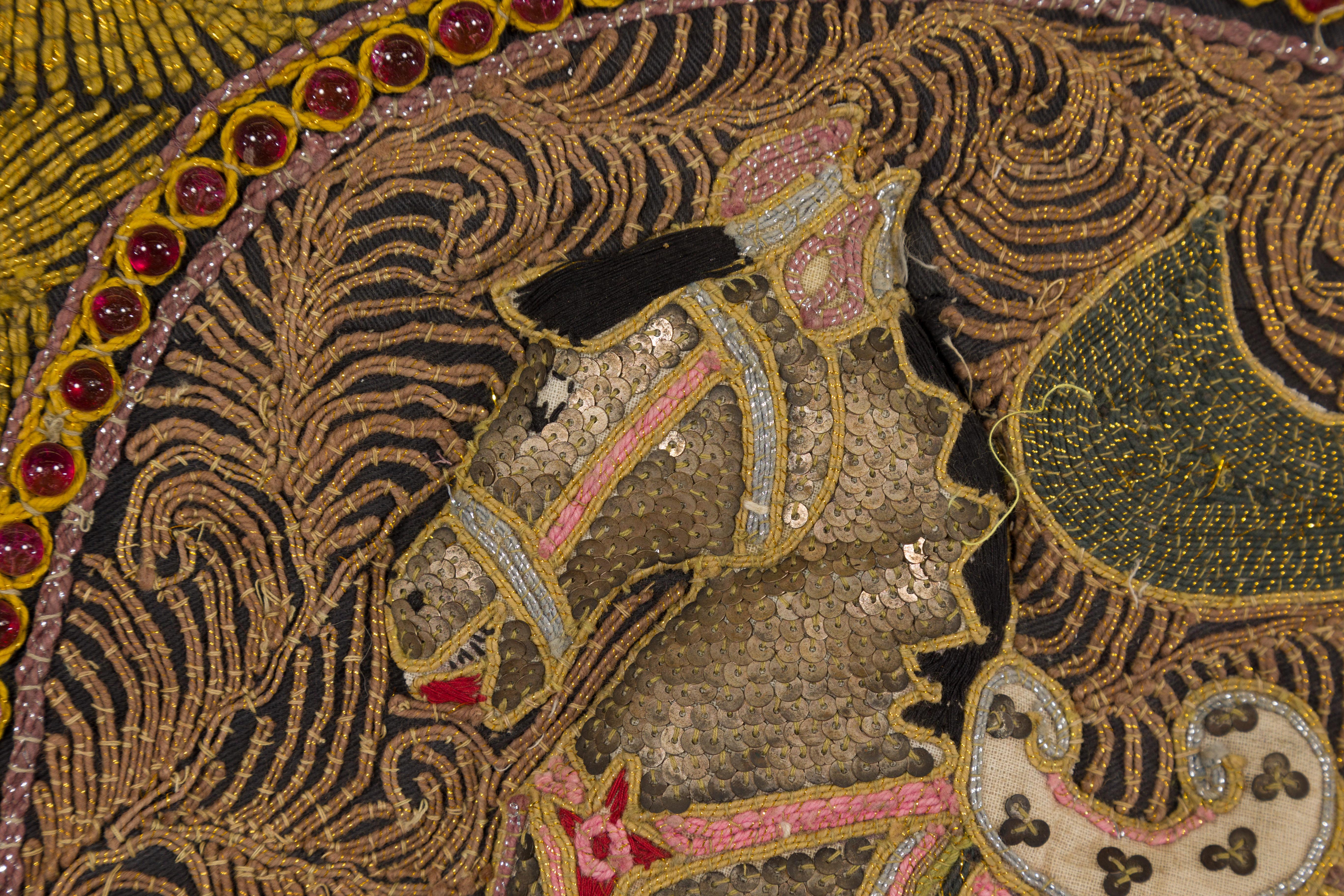 Bestickter Kalaga-Wandteppich in Gold und Rot mit Pferd, Elefant und Pailletten im Angebot 10