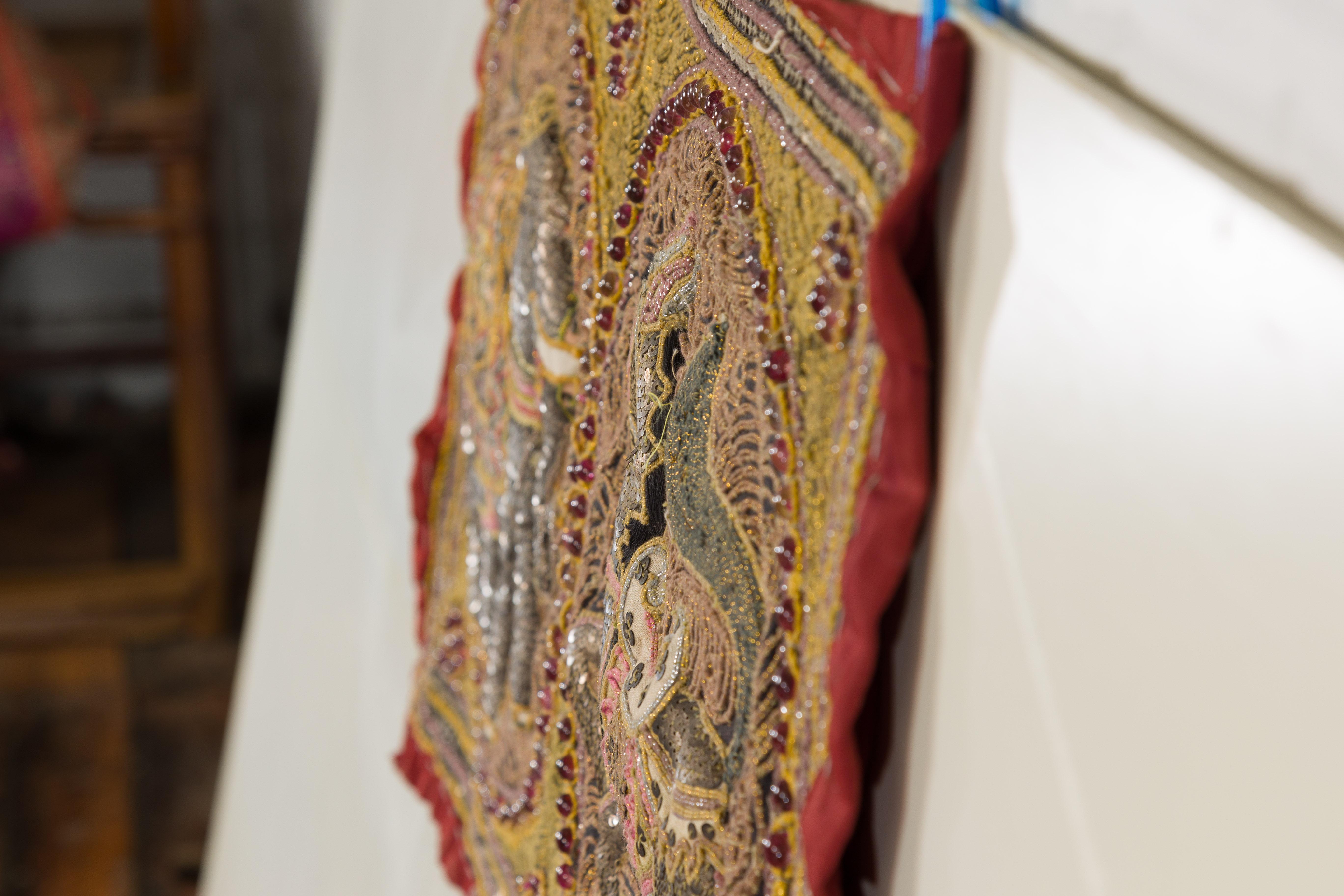 Bestickter Kalaga-Wandteppich in Gold und Rot mit Pferd, Elefant und Pailletten im Angebot 12