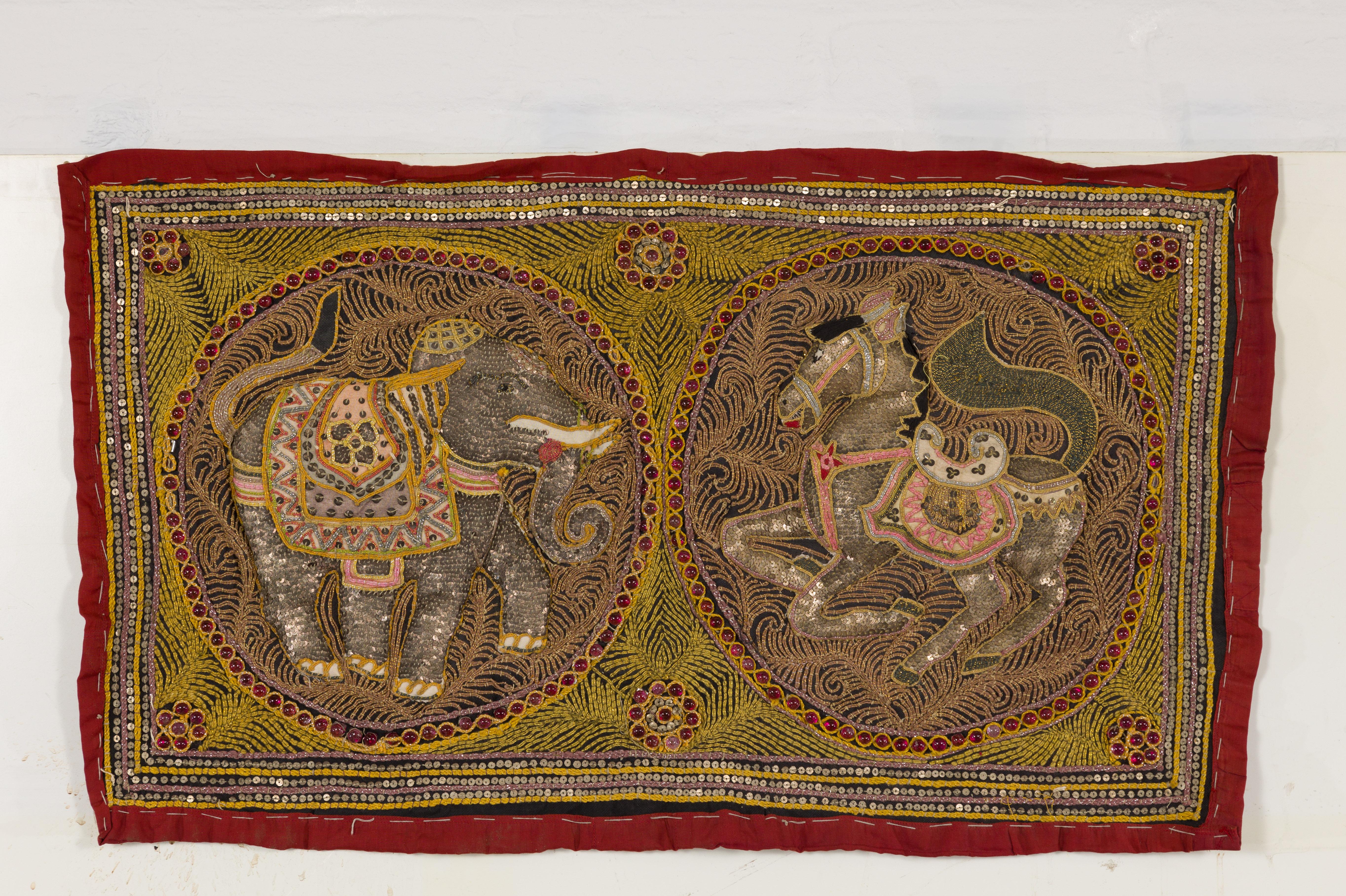 Ein bestickter Wandteppich aus Kalaga aus dem 19. Jahrhundert, der ein Pferd und einen Elefanten darstellt, mit goldenen und rosafarbenen Fäden, silberfarbenen Pailletten und zierlichen roten Perlen. Tauchen Sie ein in die reiche kulturelle Vielfalt