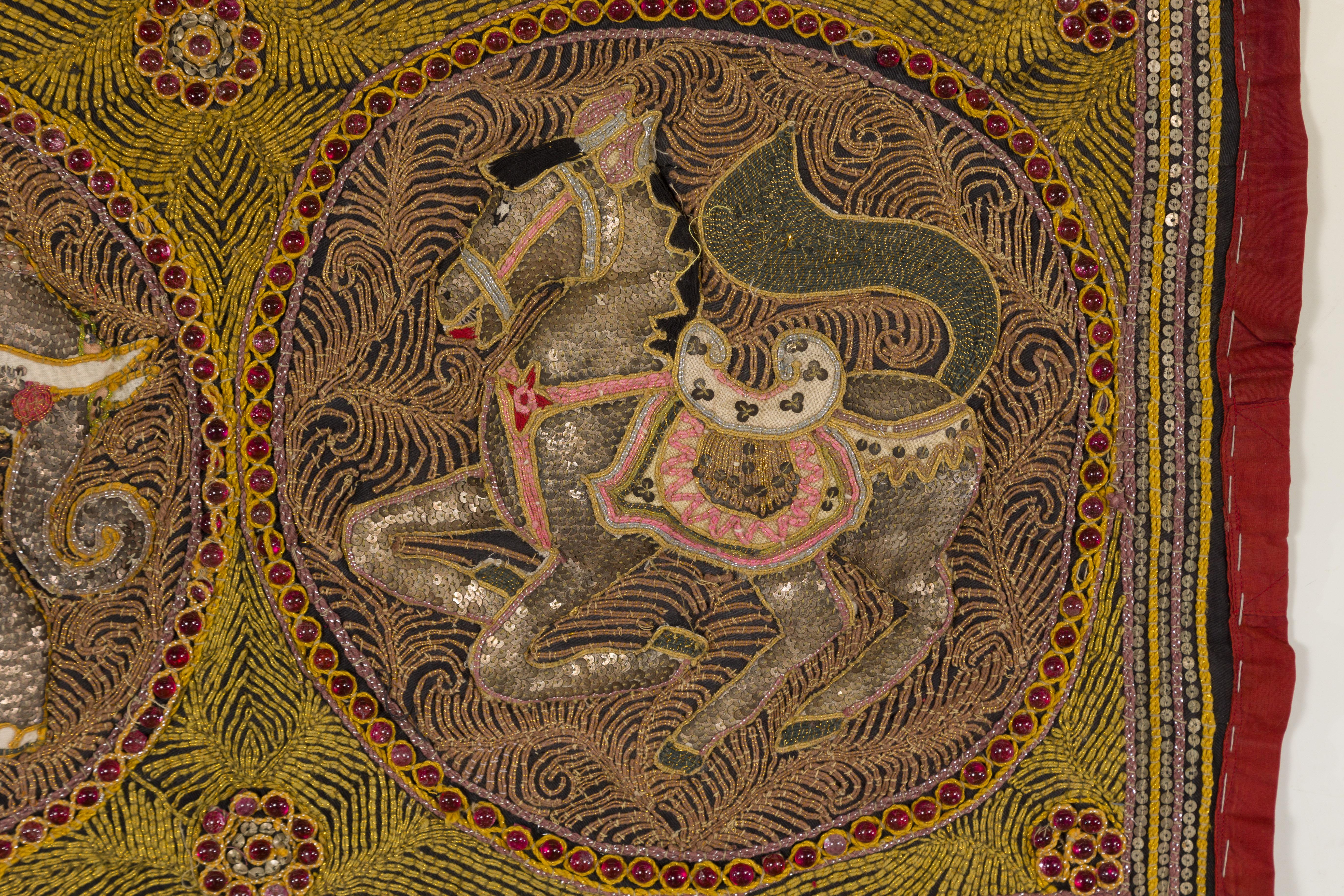 Bestickter Kalaga-Wandteppich in Gold und Rot mit Pferd, Elefant und Pailletten (Appliqué) im Angebot