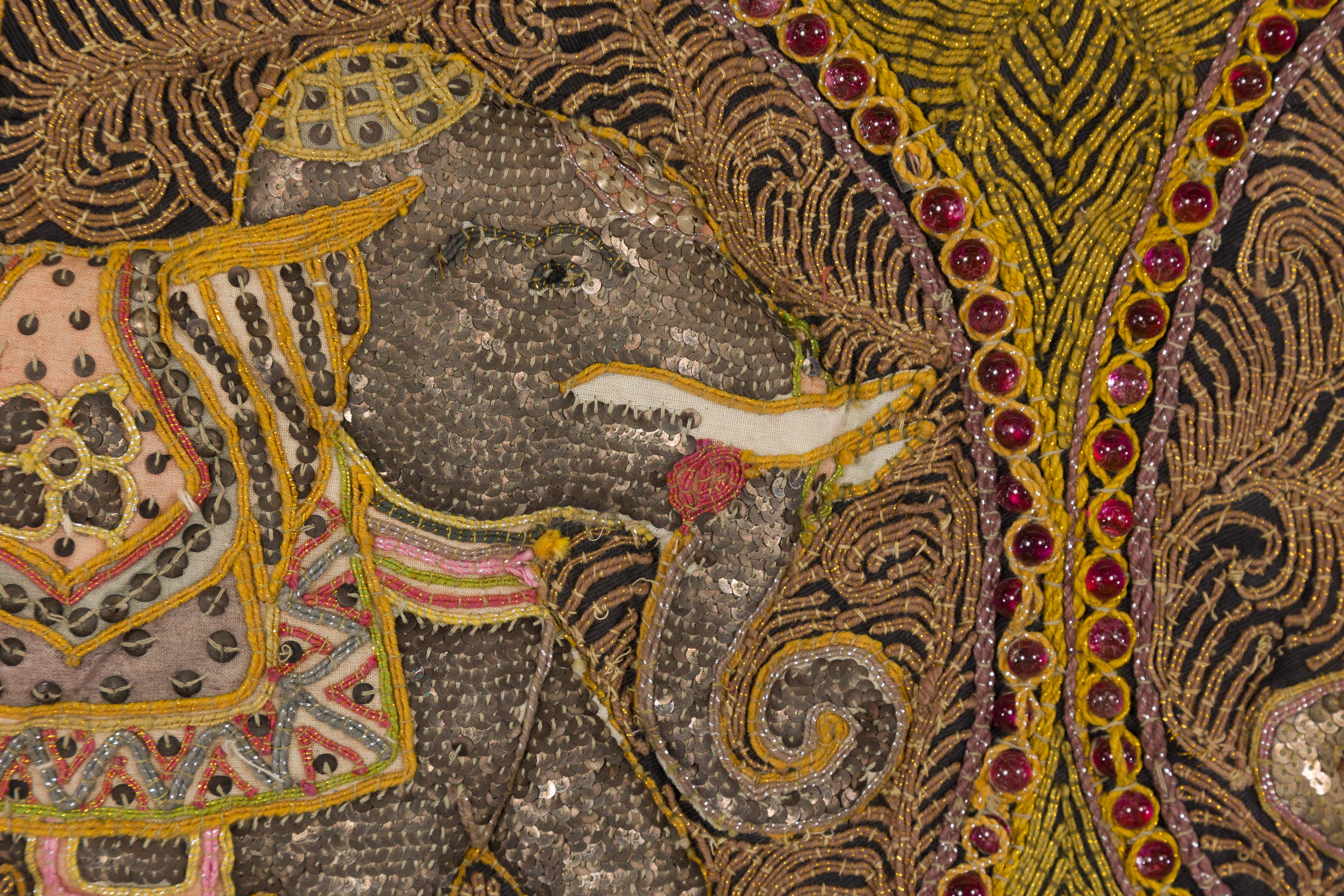 XIXe siècle Tapisserie Kalaga brodée or et rouge avec cheval, éléphant et paillettes en vente