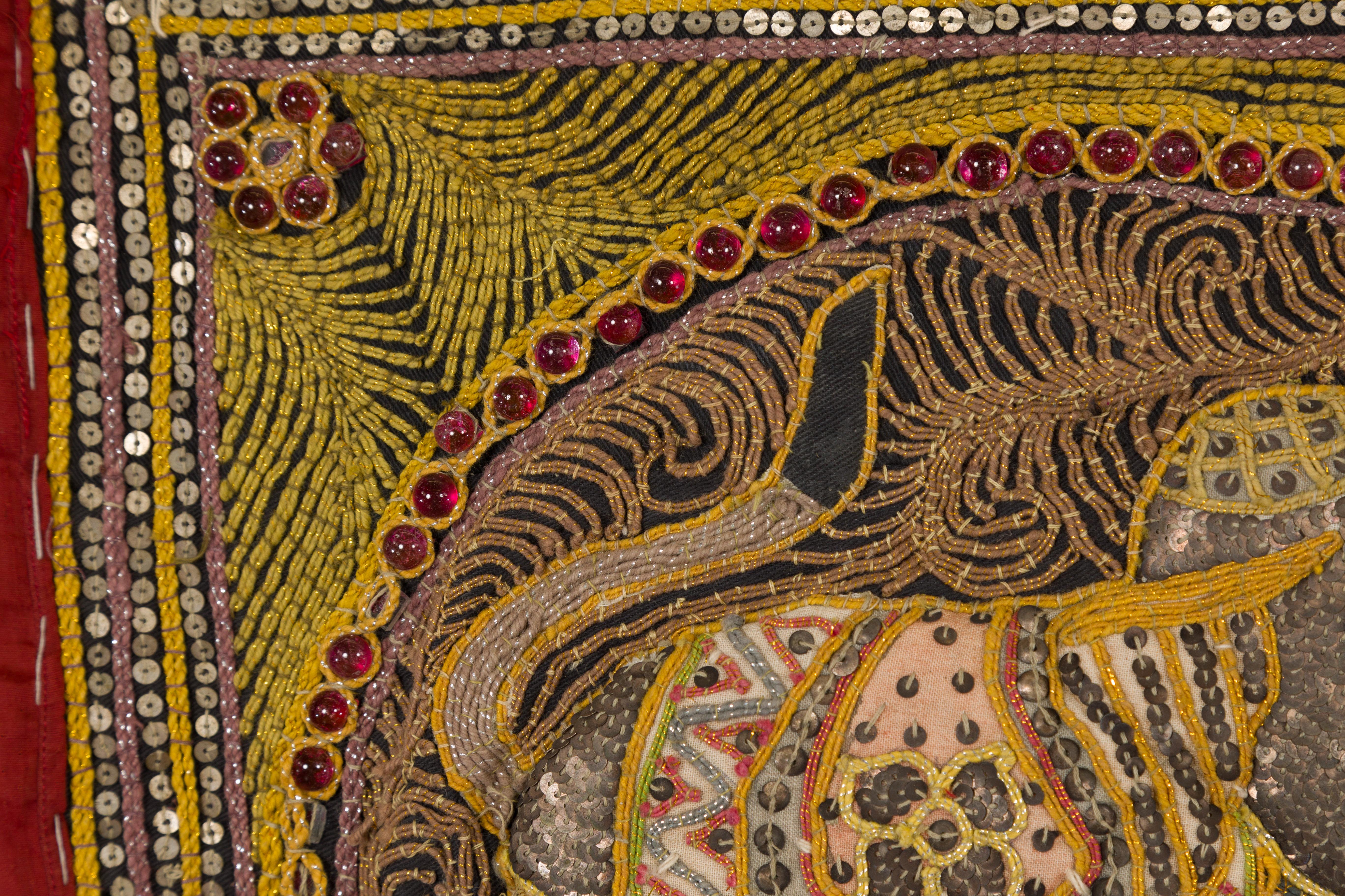 Bestickter Kalaga-Wandteppich in Gold und Rot mit Pferd, Elefant und Pailletten im Angebot 2