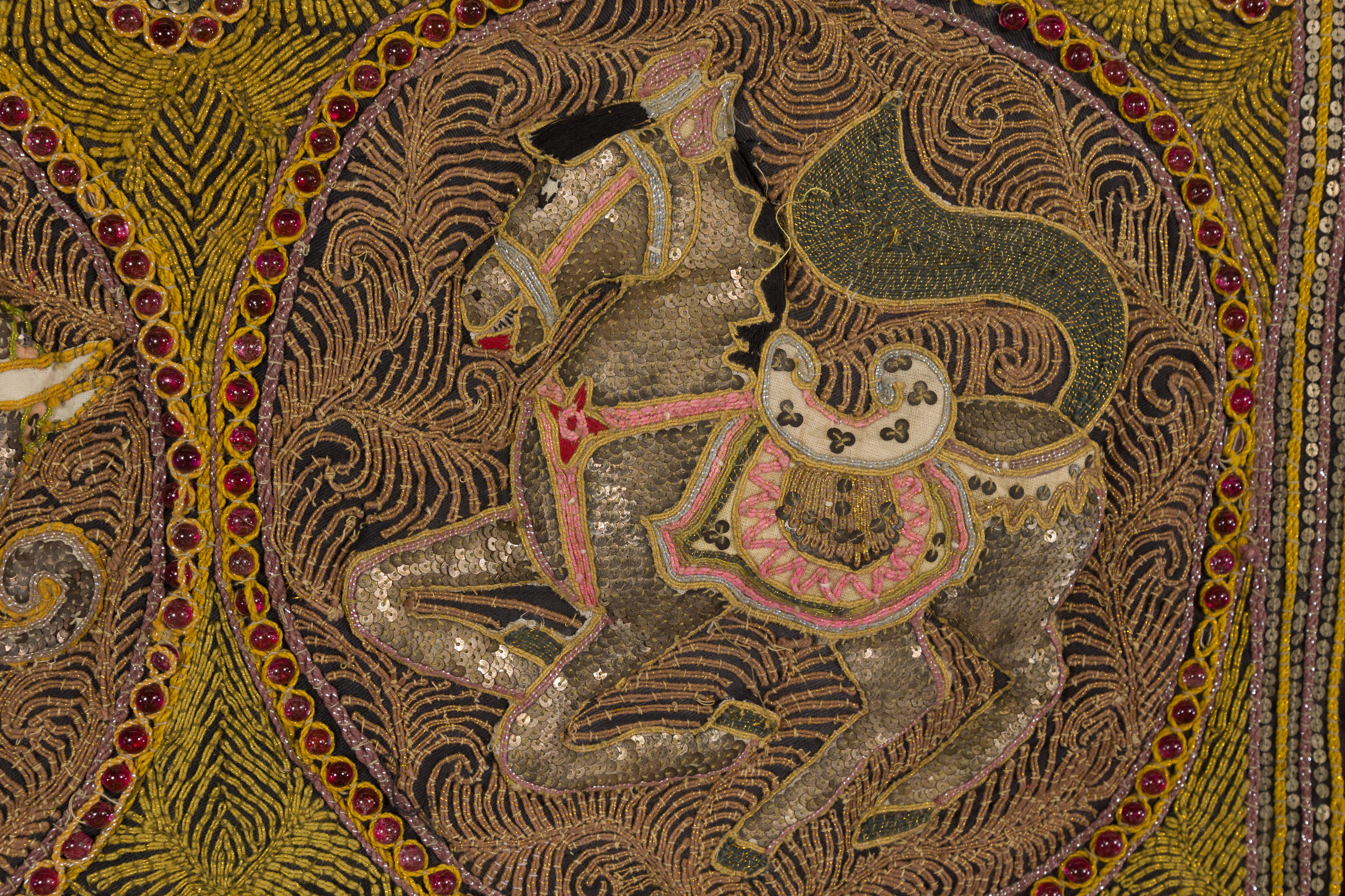 Bestickter Kalaga-Wandteppich in Gold und Rot mit Pferd, Elefant und Pailletten im Angebot 3
