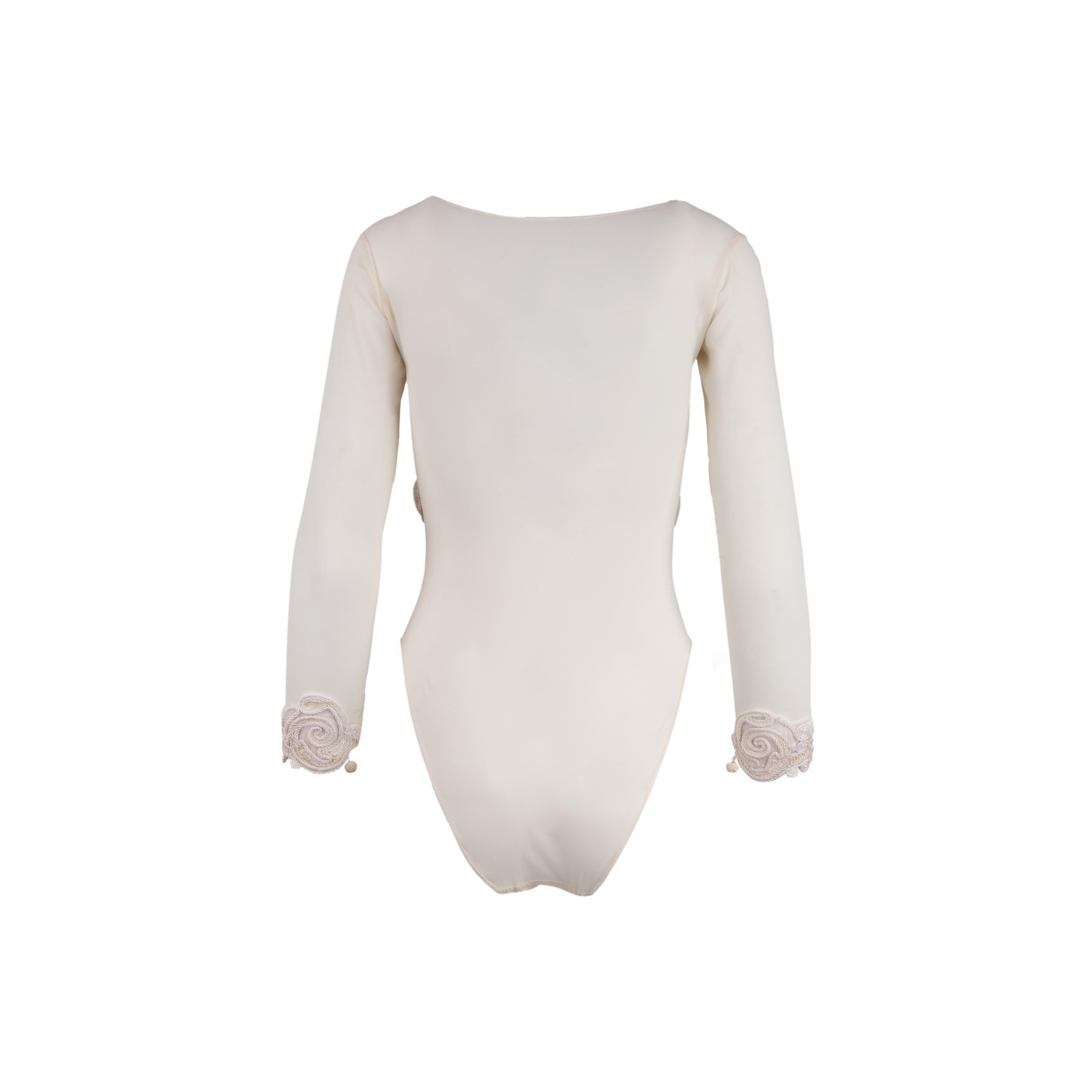 Gianfranco Ferré cream bodysuit from the 90s, embroidered with ton-sur-ton drawstring lace, long sleeves.

Remarks: No size and composition tag.