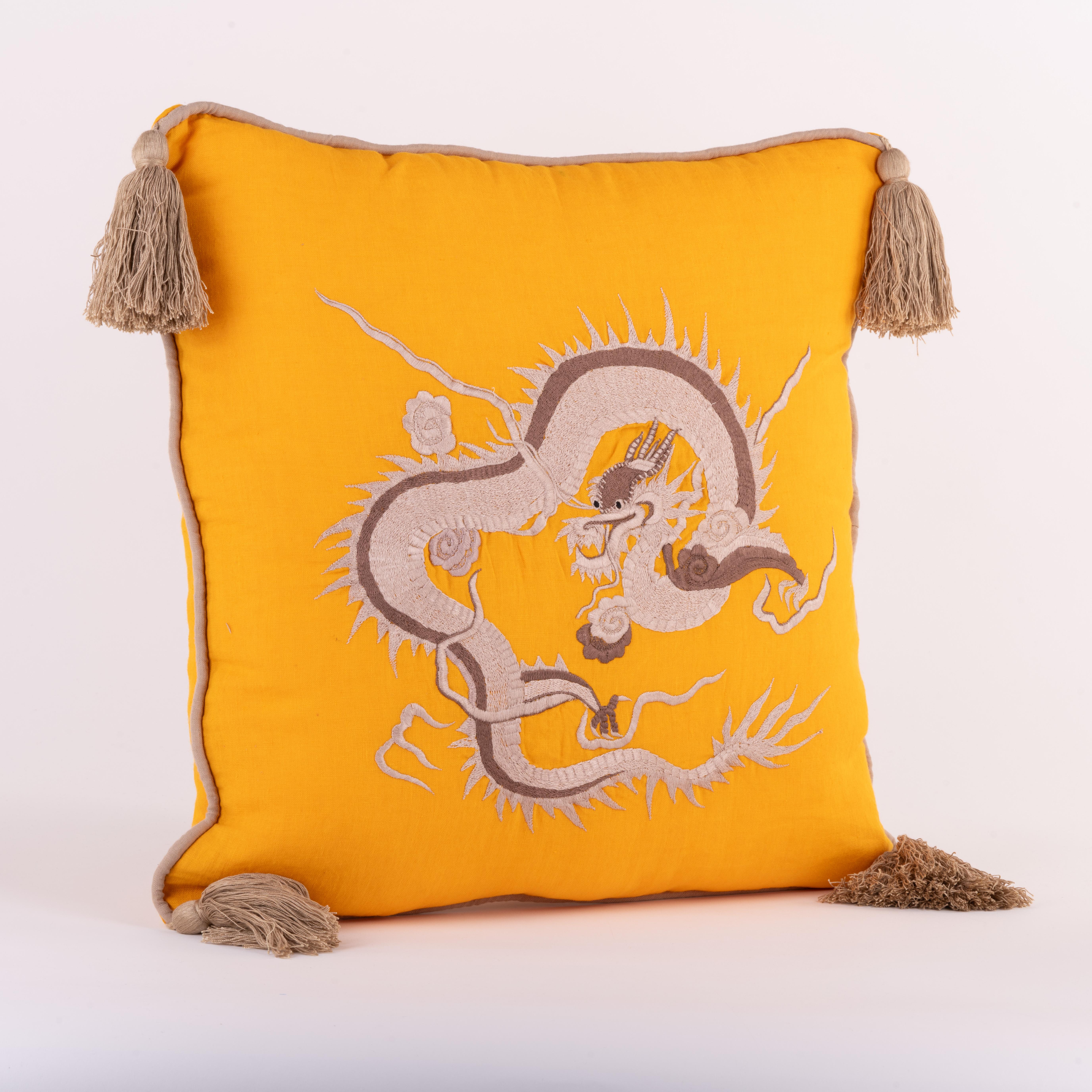 Moderno Cuscino in lino con drago ricamato e nappe - Giallo in vendita