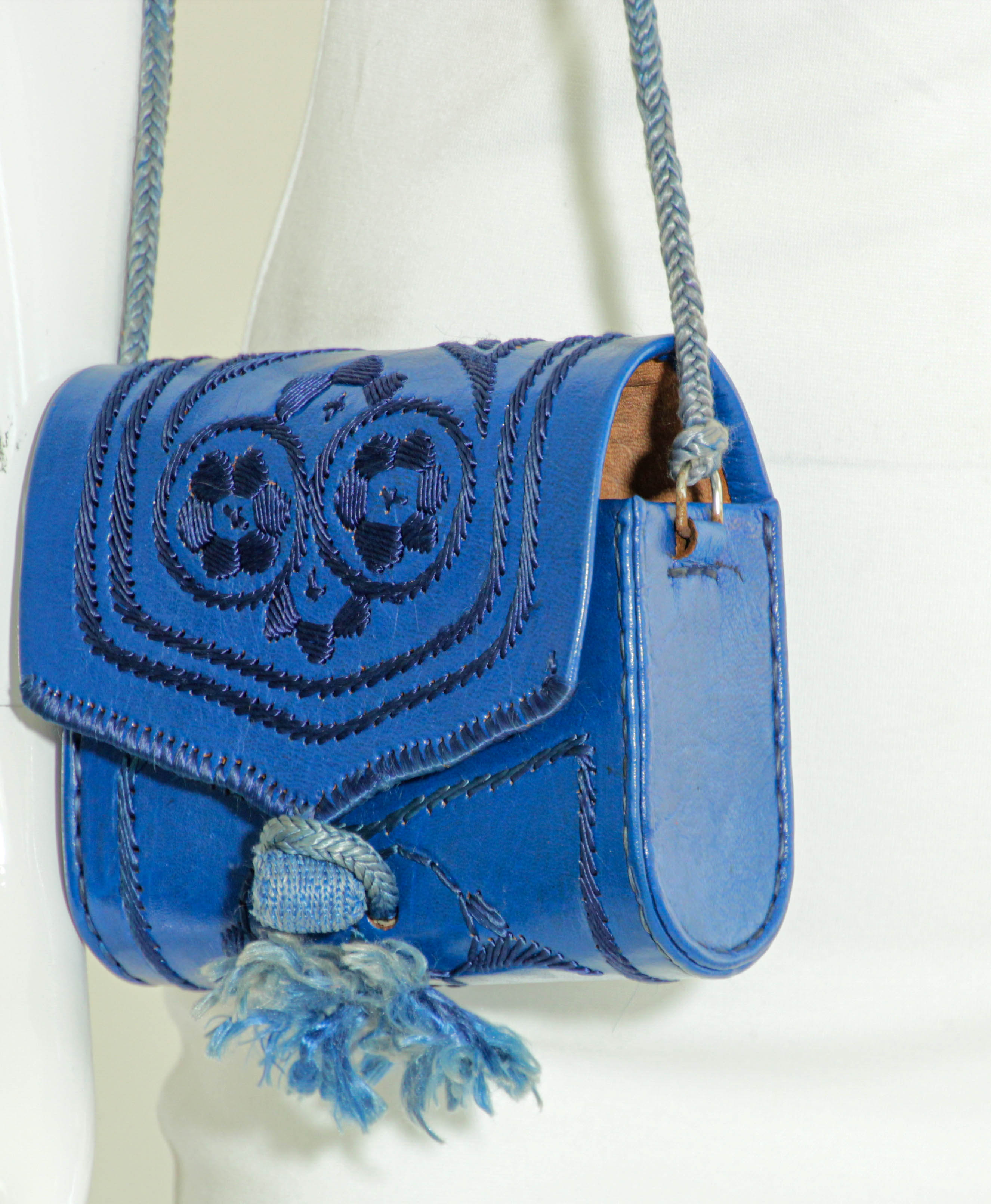 Handmade vintage Berber shoulder blue Indigo embroidered mini leather bag.
Handcrafted Moroccan leather bag featuring an embroidered traditional blue silk Berber pattern design.
This Boho Chic mini Moroccan leather bag is compact yet practical,