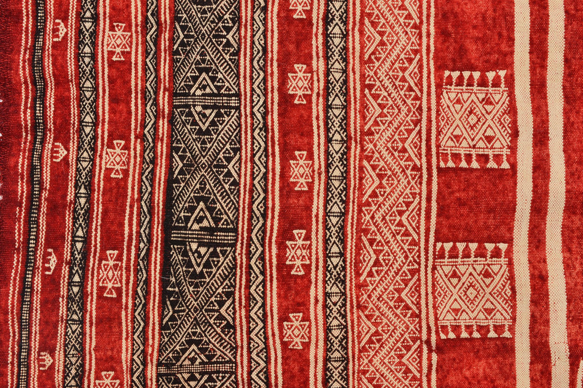 Seltener bestickter Ouedzem Tunisischer Seiden- oder Teppich aus Ouedzem (Mitte des 20. Jahrhunderts) im Angebot