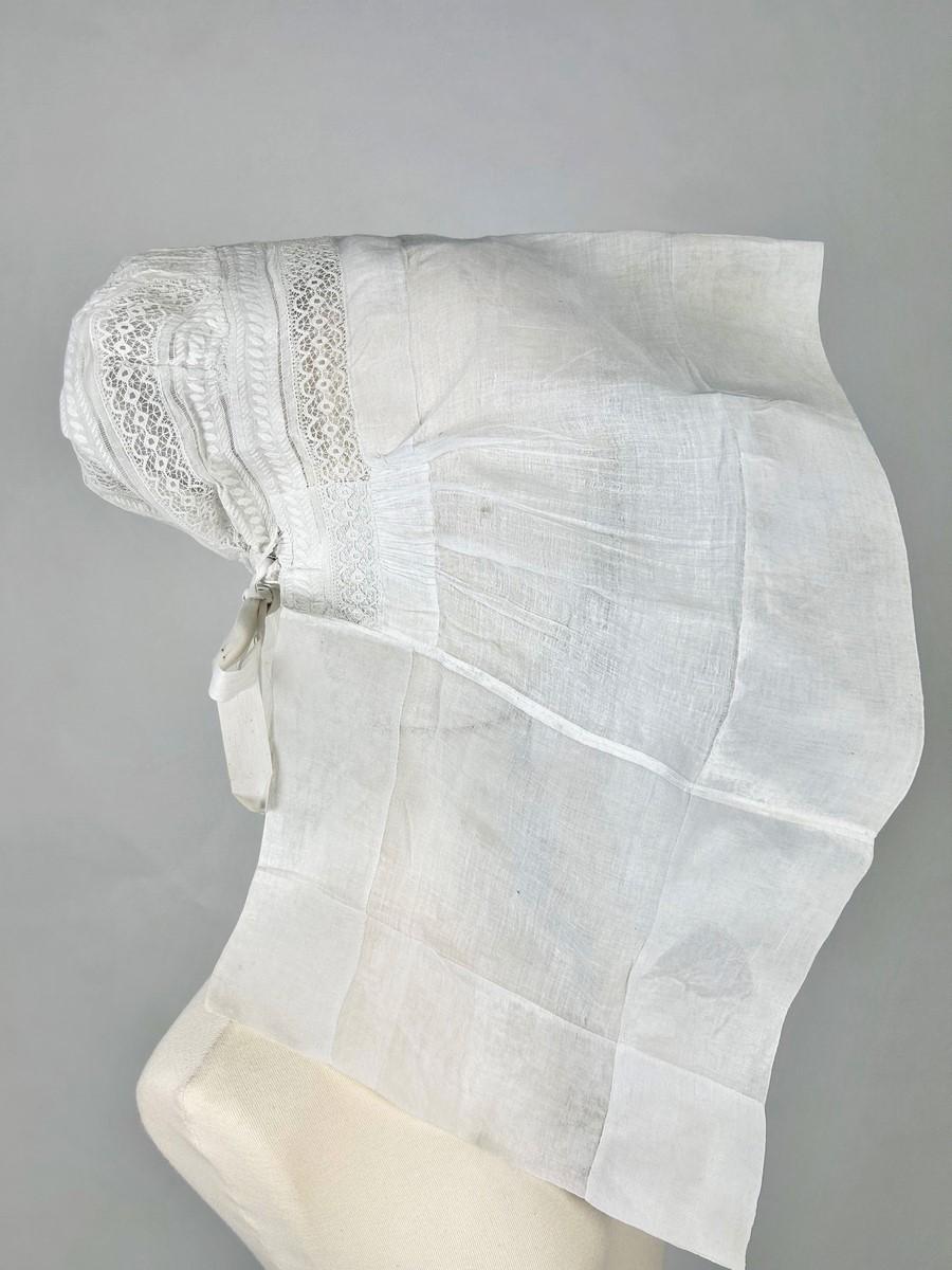 Hacia 1850-1880
Francia Lemosín
Espectacular gorro regional conocido como Barbichet du Limousin, un pequeño tesoro del arte popular francés. Las barbichets son grandes alas de muselina almidonada, finamente plisadas a los lados para poder doblarlas