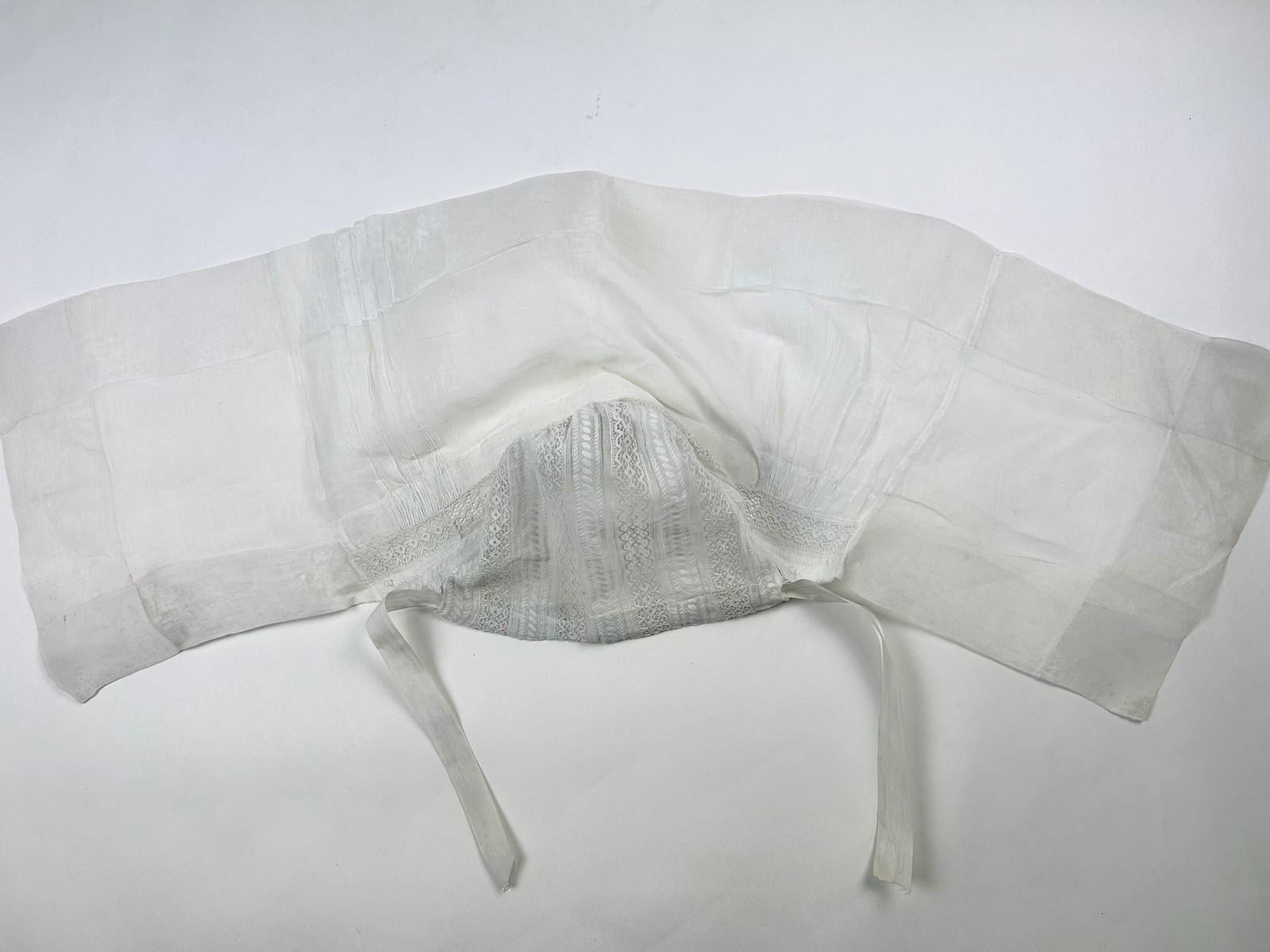 Femenino o masculino Gorra de muselina bordada conocida como Barbichet du Limousin - Francia Circa 1850-1880 en venta