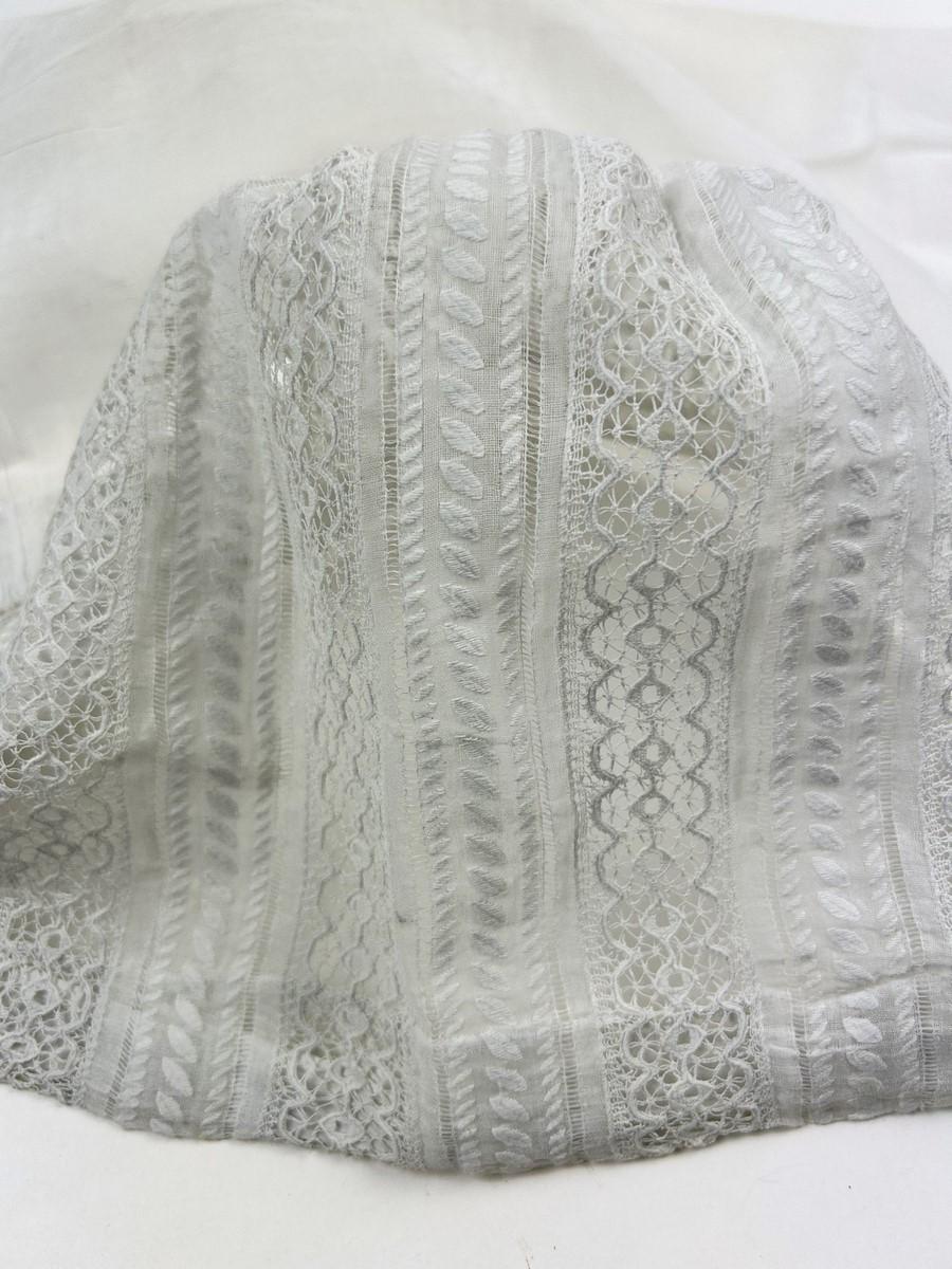 Gorra de muselina bordada conocida como Barbichet du Limousin - Francia Circa 1850-1880 en venta 1