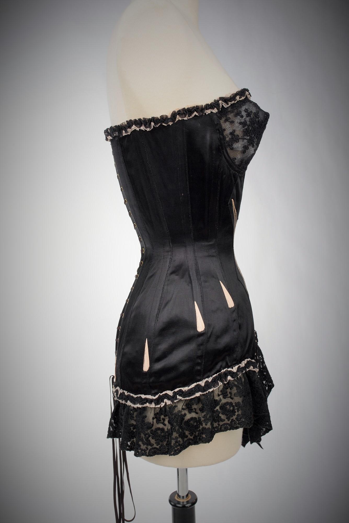 Embroidered satin corset for an elegant Parisian woman - France Circa 1930 -1950 2