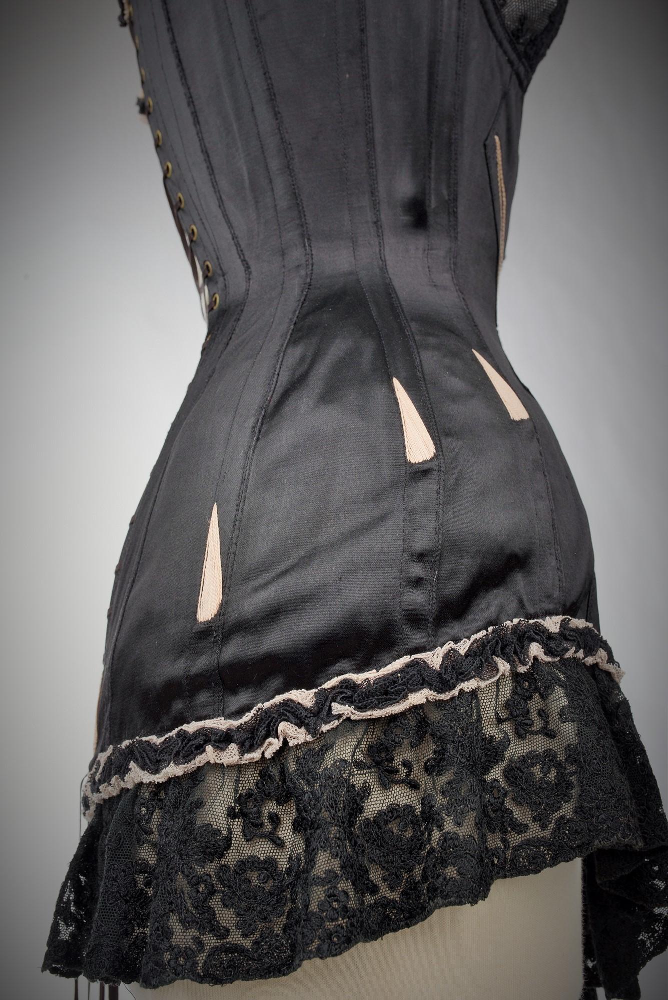 Embroidered satin corset for an elegant Parisian woman - France Circa 1930 -1950 3
