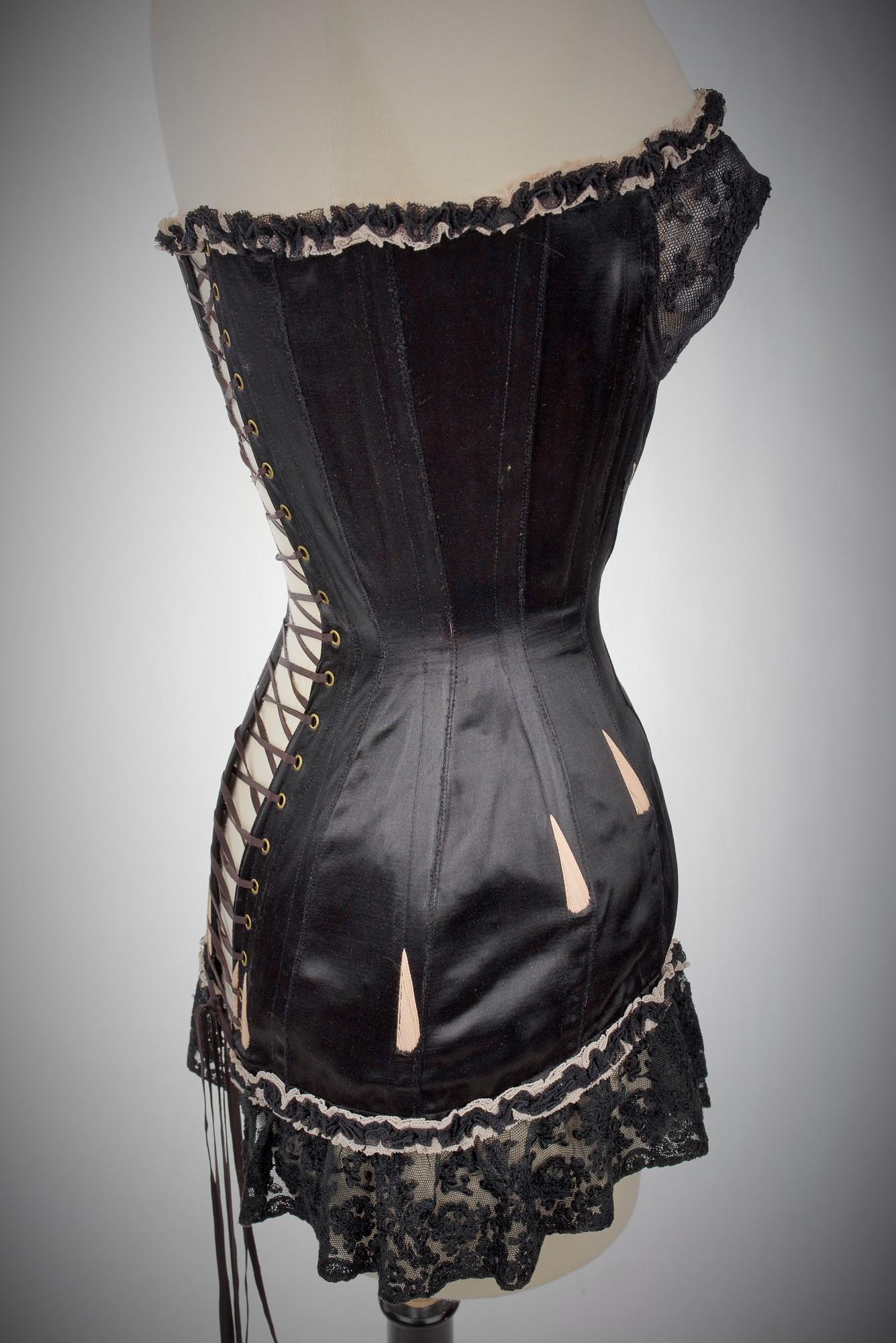 Embroidered satin corset for an elegant Parisian woman - France Circa 1930 -1950 4