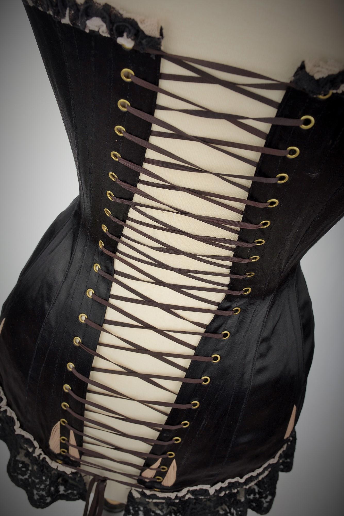 Embroidered satin corset for an elegant Parisian woman - France Circa 1930 -1950 7