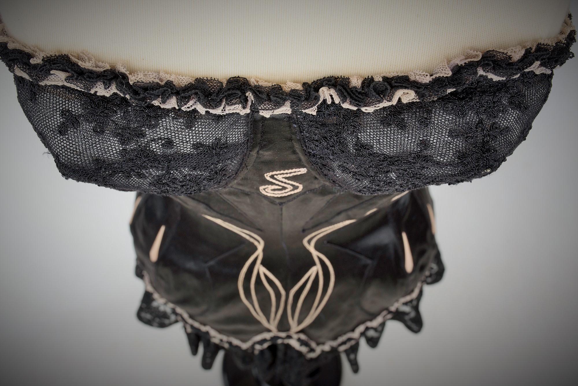 Embroidered satin corset for an elegant Parisian woman - France Circa 1930 -1950 In Good Condition In Toulon, FR