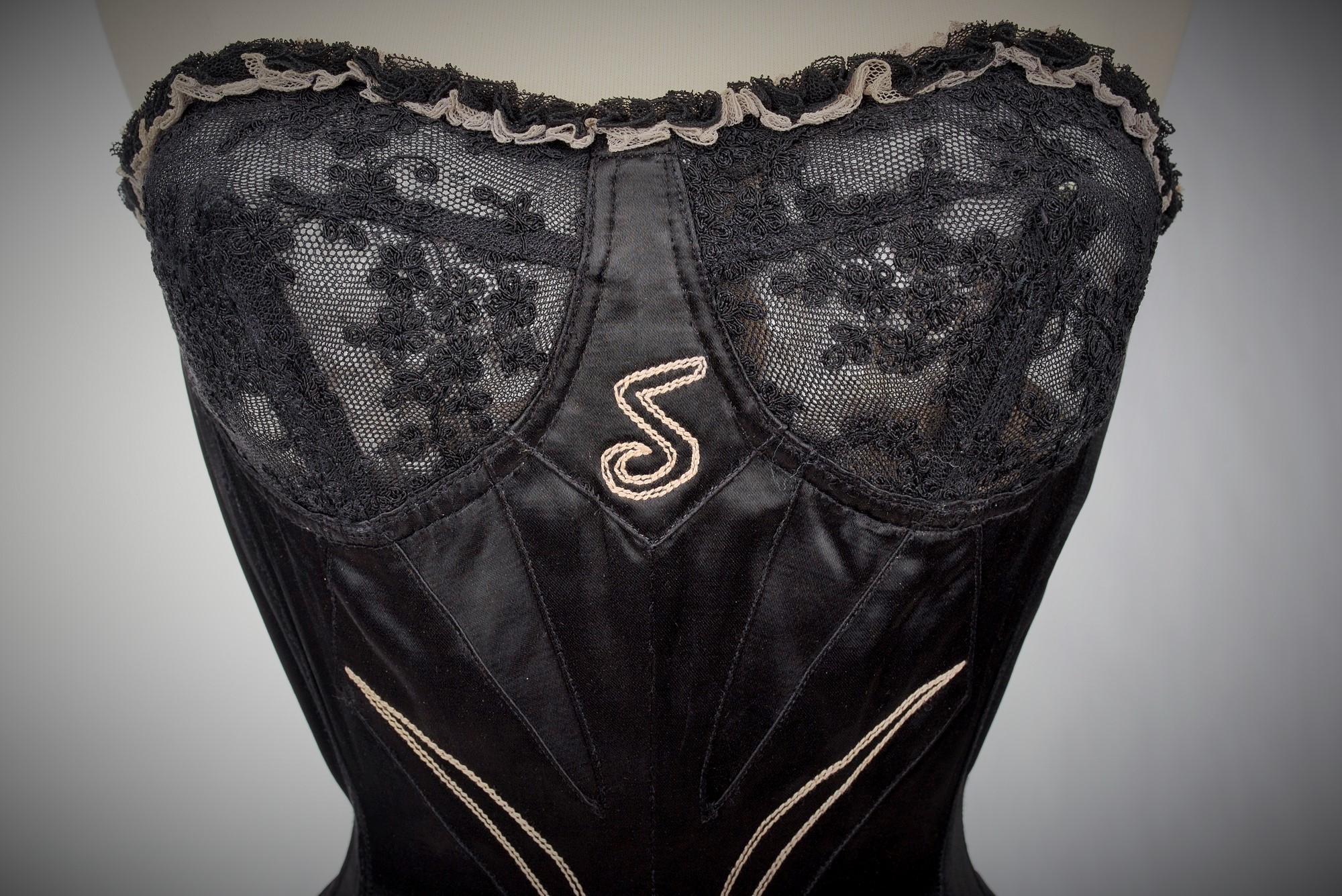 Women's Embroidered satin corset for an elegant Parisian woman - France Circa 1930 -1950