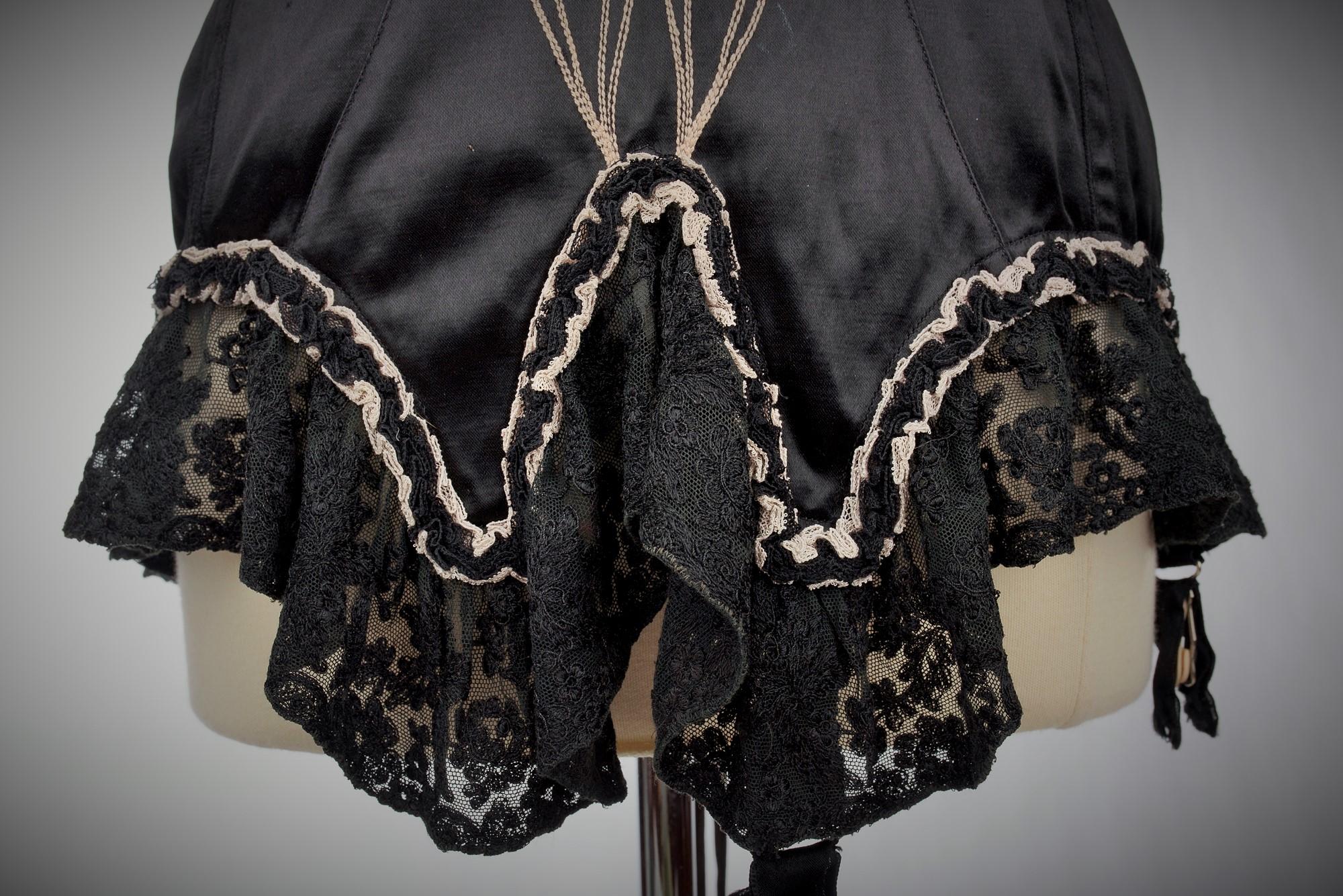Embroidered satin corset for an elegant Parisian woman - France Circa 1930 -1950 1