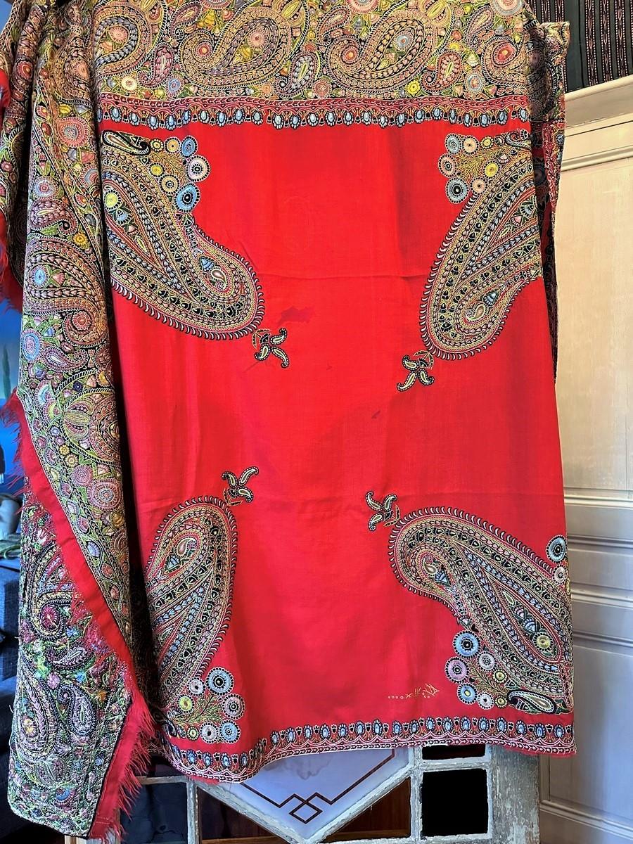 Embroidered Silk And Wool Shawl - India For Export Circa 1870 -1900 For Sale 5