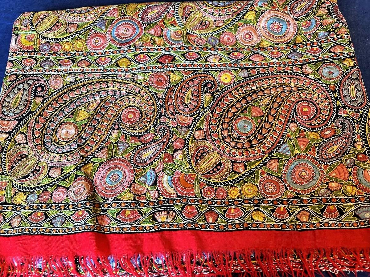 Embroidered Silk And Wool Shawl - India For Export Circa 1870 -1900 For Sale 8