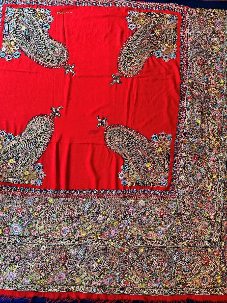 Vers 1870 - 1900
Les indiens pour la mode européenne

Magnifique châle carré en sergé de laine rouge écarlate, densément brodé de fils de soie floche. Ce châle a été confectionné pour les élégantes dames de la Belle Eleg et peut être utilisé