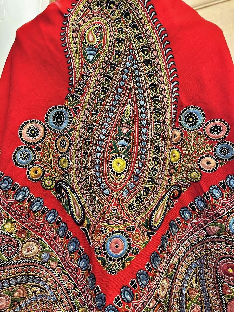 Embroidered Silk And Wool Shawl - India For Export Circa 1870 -1900 In Good Condition For Sale In Toulon, FR