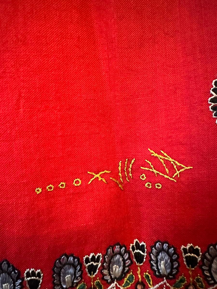 Embroidered Silk And Wool Shawl - India For Export Circa 1870 -1900 For Sale 4