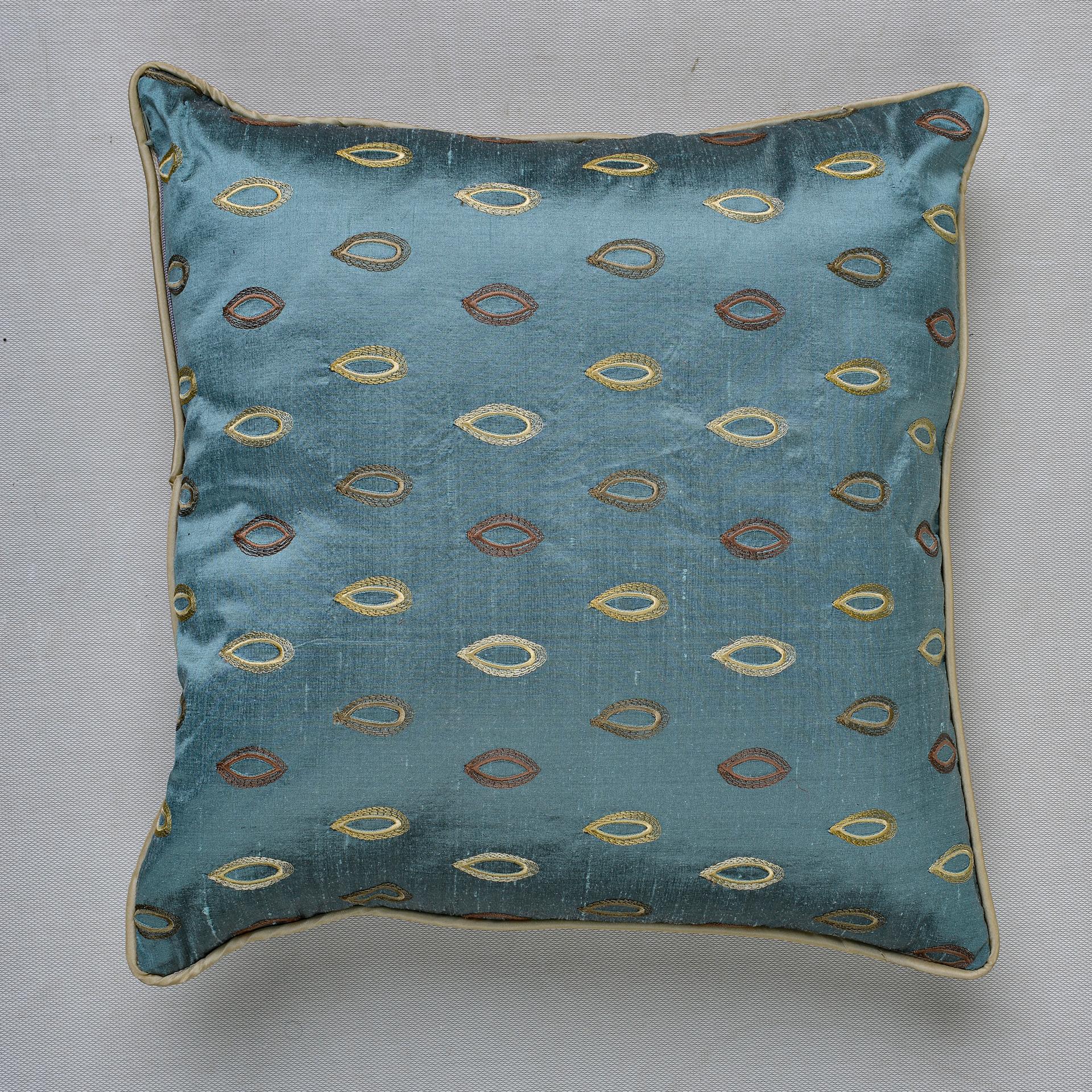 Embroidered Silk Pillow In Excellent Condition For Sale In Alessandria, Piemonte