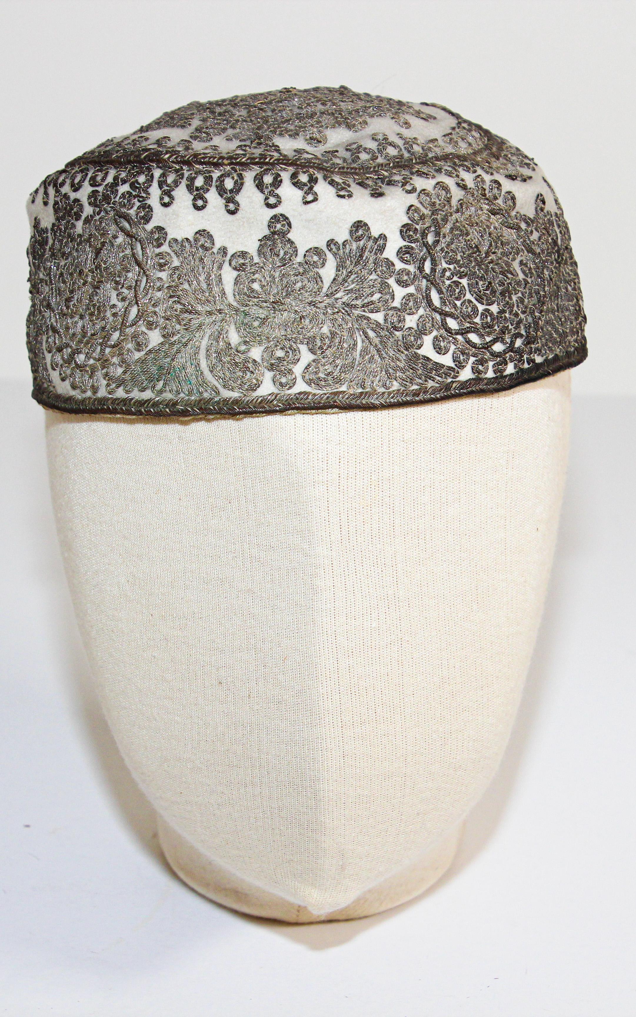 Embroidered silver Middle Eastern hat.
Probably Turkish.
Collectible antique textile inside is very worn.
Measures: Hat: 3