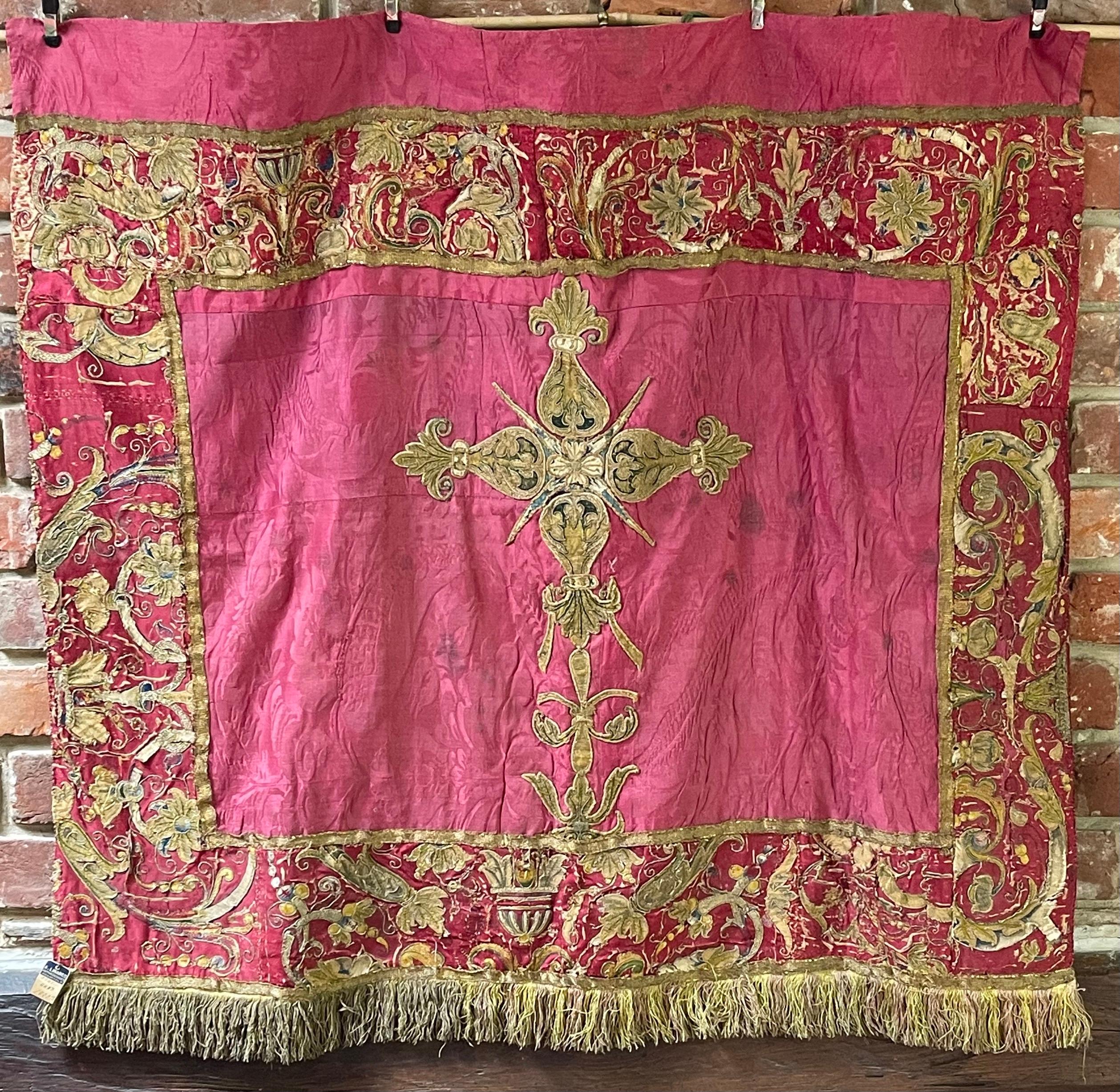 Frontal de altar de seda española bordada Circa 1700 Barroco en venta