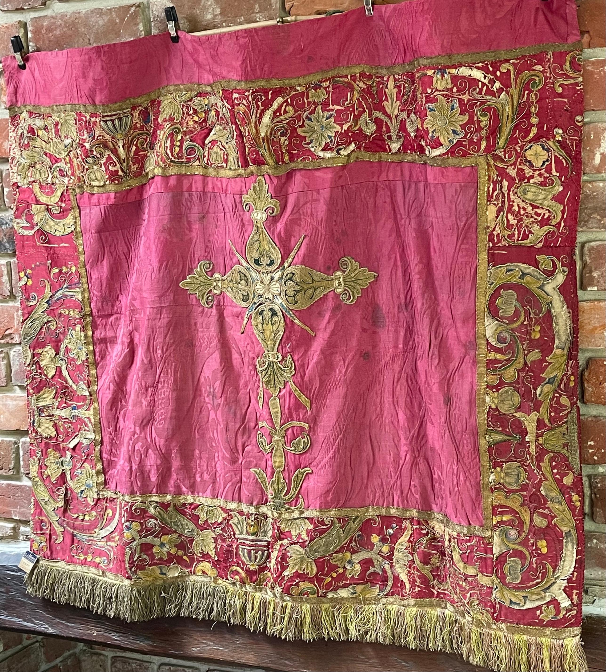 Frontal de altar de seda española bordada Circa 1700 Español en venta