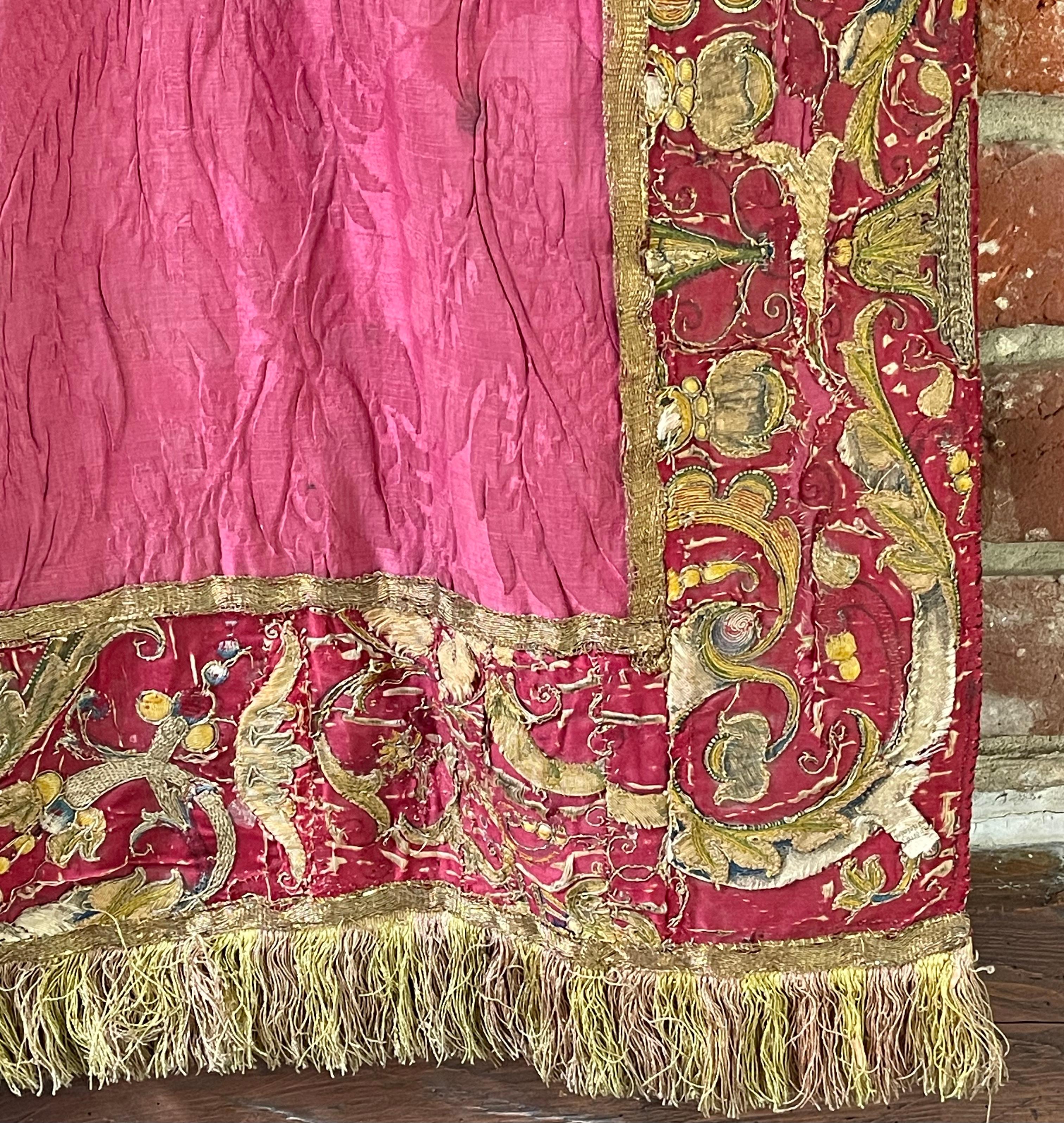 Frontal de altar de seda española bordada Circa 1700 Bordado en venta