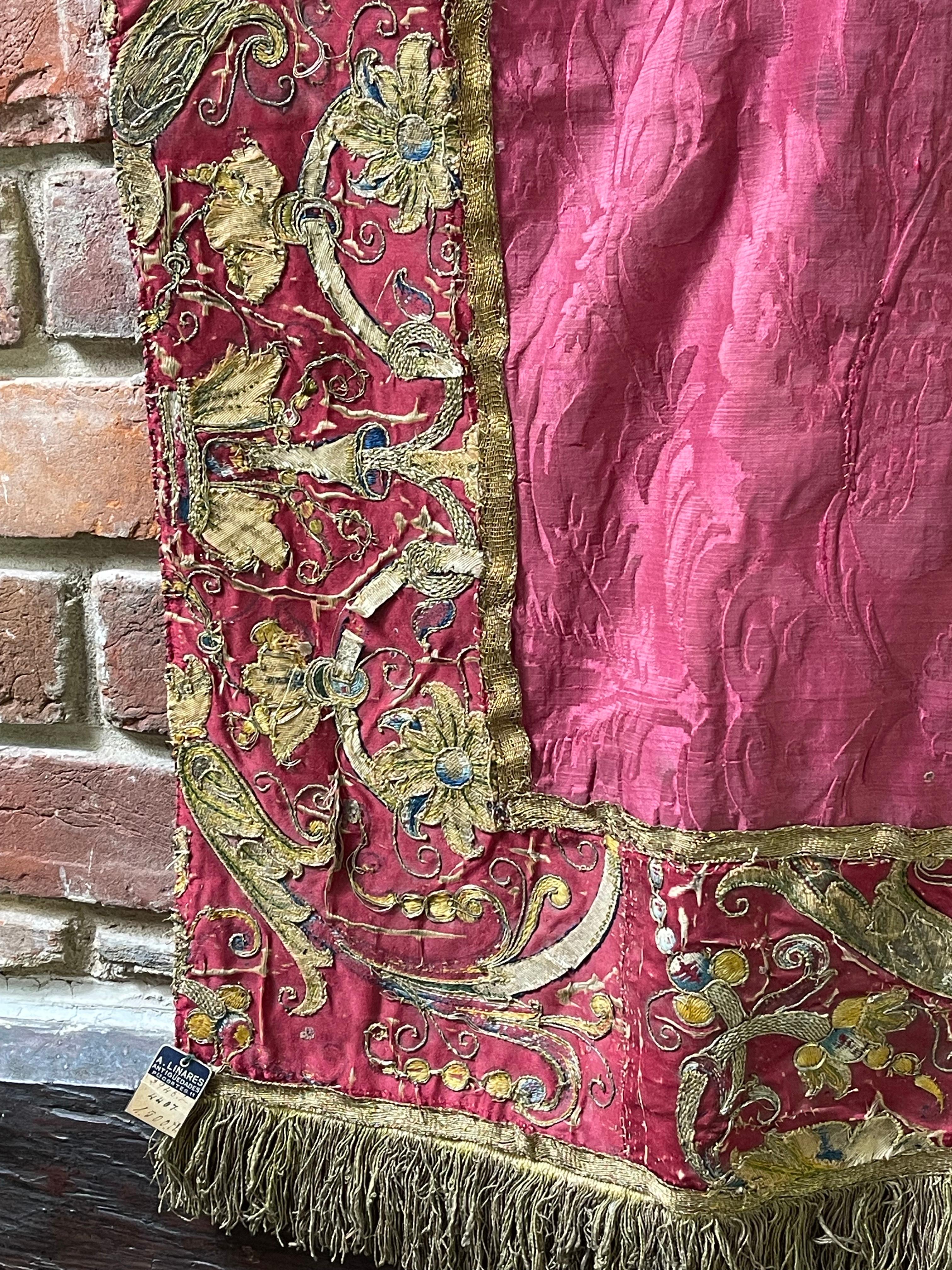 Frontal de altar de seda española bordada Circa 1700 siglo XVII en venta
