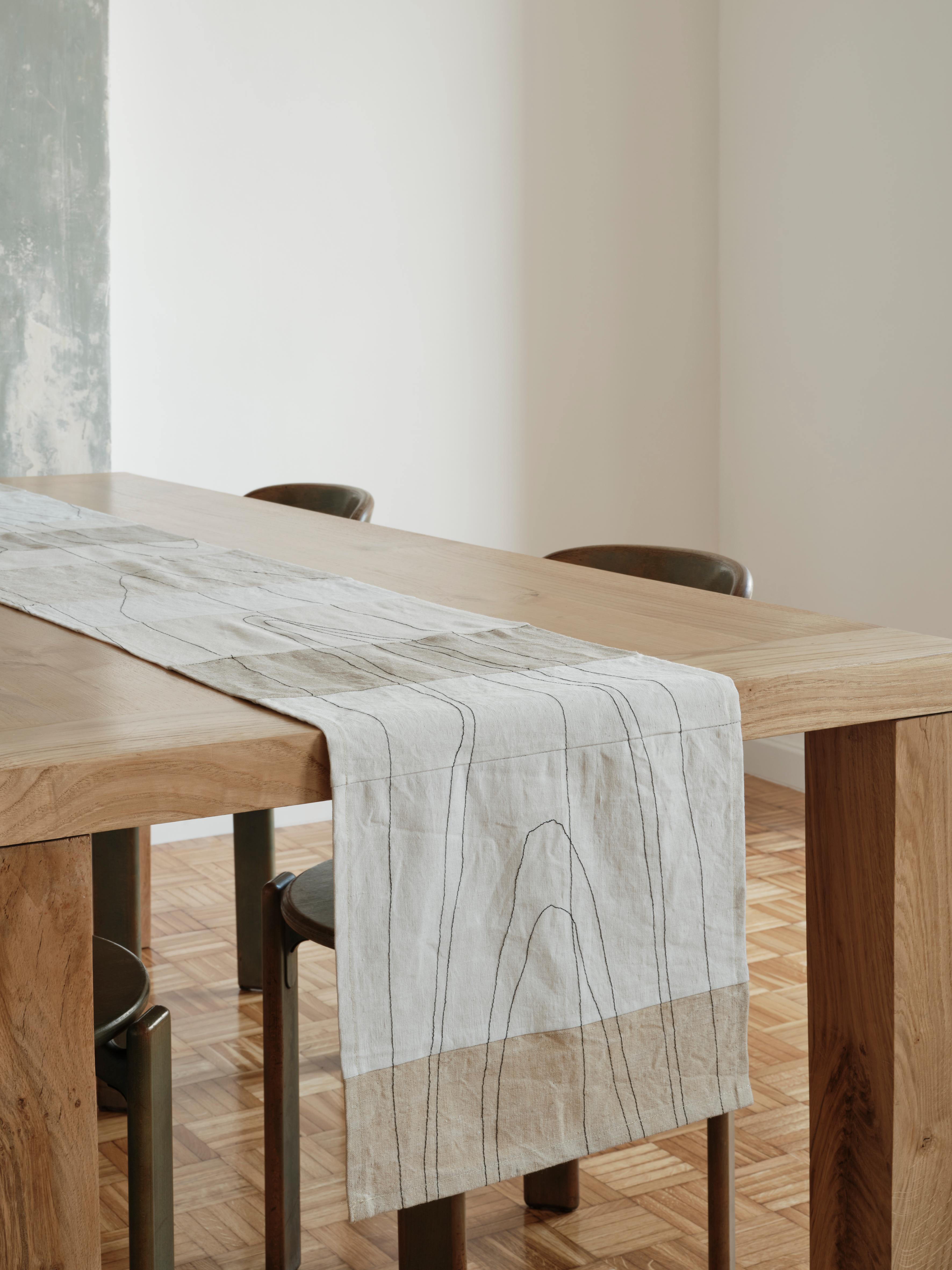Dieser Tischläufer wurde von Sarah Espeute, einer Künstlerin und Designerin aus Marseille, entworfen. Diese exklusive Serie, die aus einer Collaboration mit OROS Edition hervorgegangen ist, besteht aus verschiedenen Stickerei- und Stofflinien. Sarah