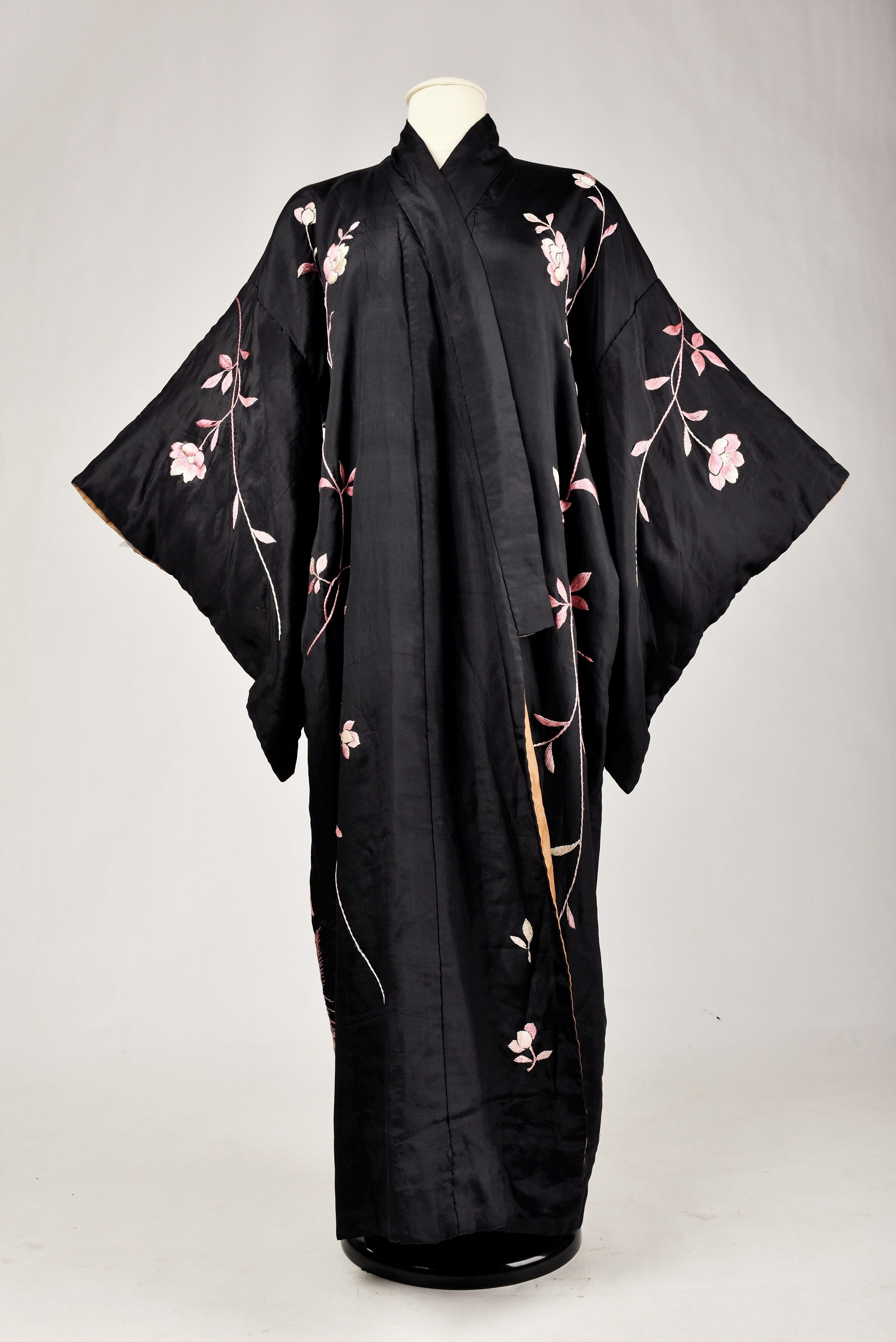 Embroidered Taffeta Evening Kimono - Japan for European fashion Circa 1920/1940 2
