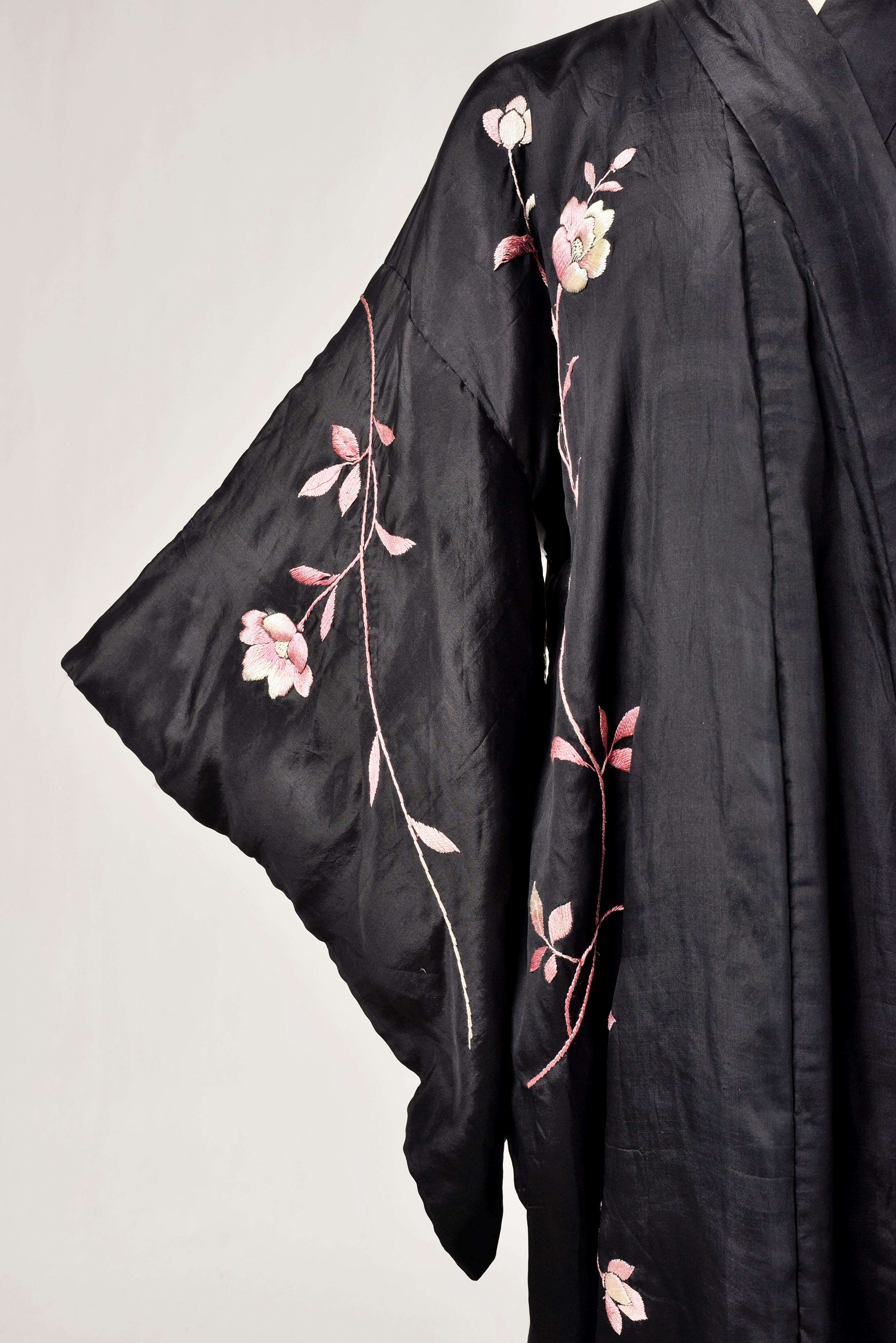 Embroidered Taffeta Evening Kimono - Japan for European fashion Circa 1920/1940 3