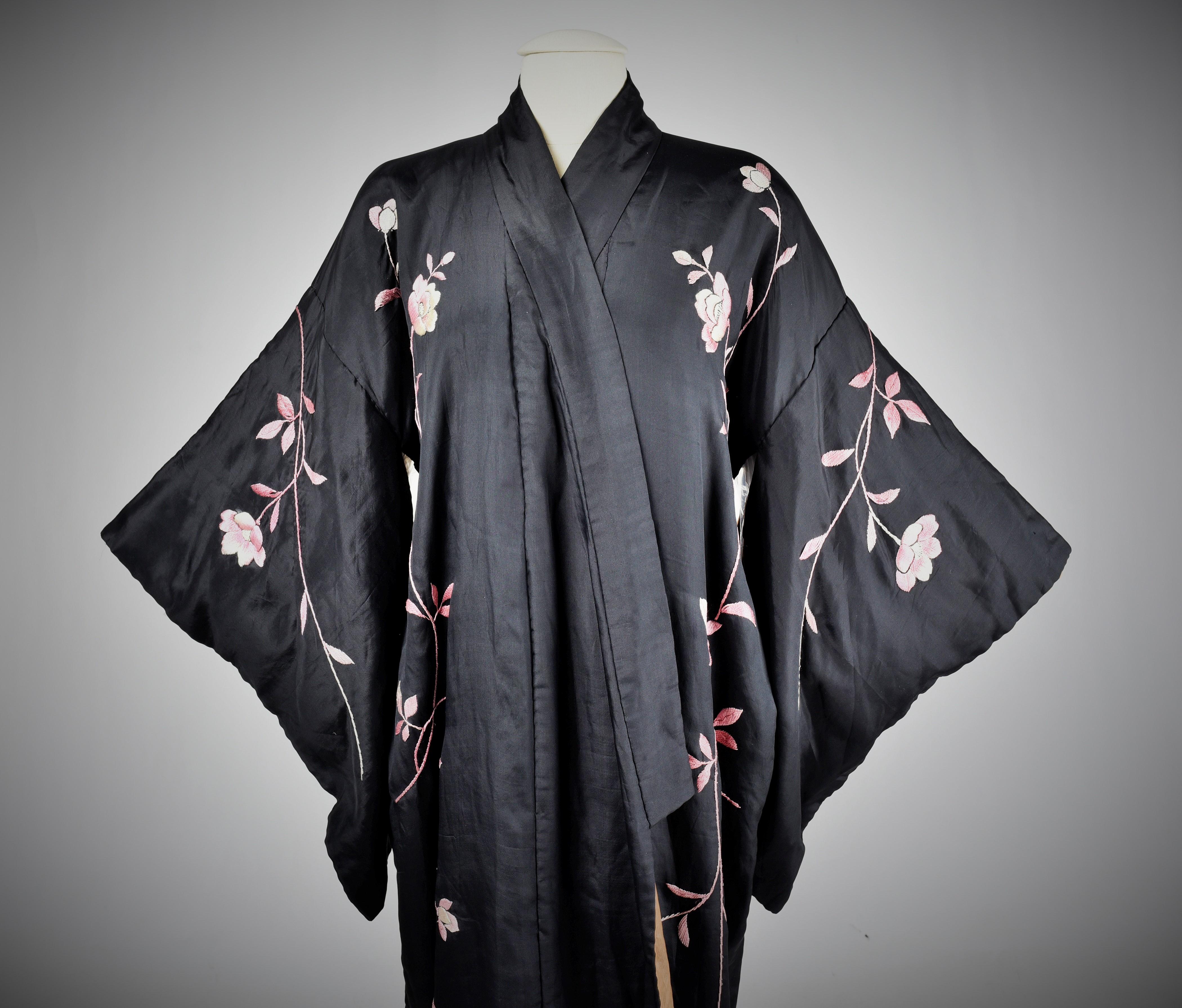 Embroidered Taffeta Evening Kimono - Japan for European fashion Circa 1920/1940 1