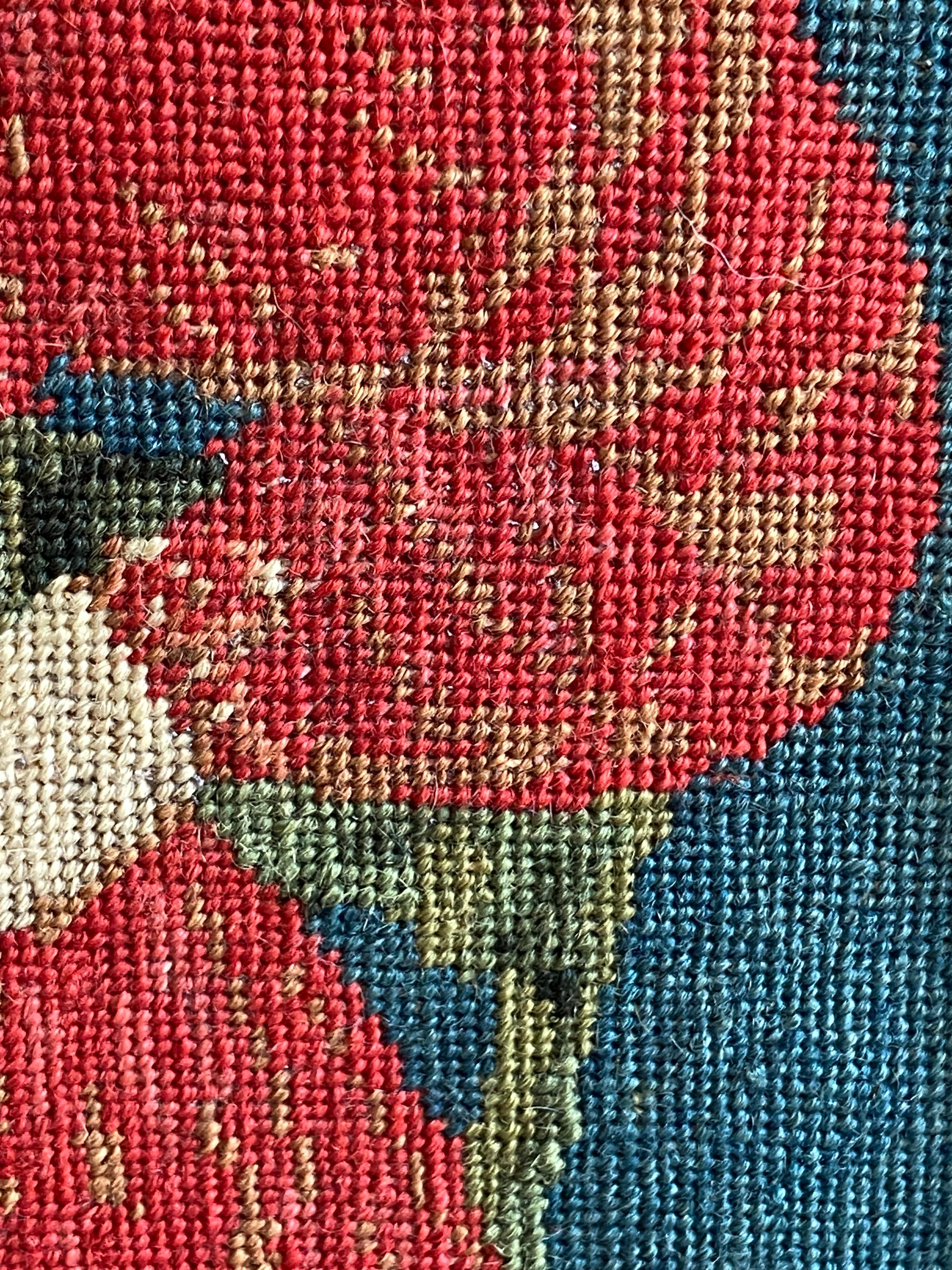 Gestickter Wandteppich Porträtwolle Rotkäppchen um 1890 (Stickerei) im Angebot