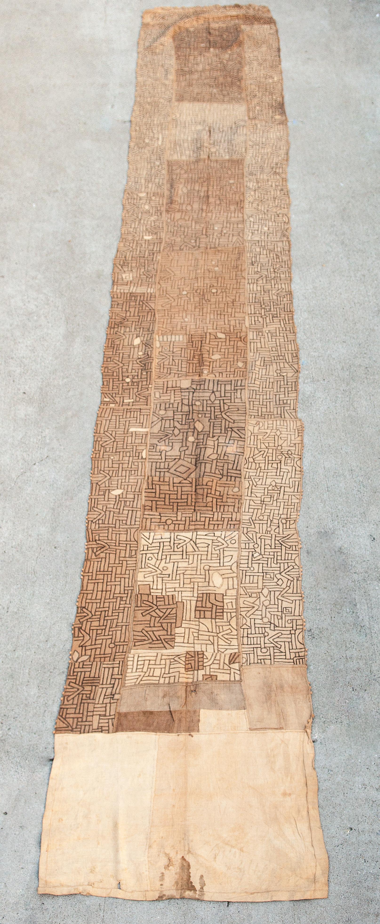 Jupe portefeuille tribale brodée. Fibre de raphia, milieu du 20e siècle, Kuba, R.D. Congo.
Il s'agit d'une jupe portefeuille vintage pleine longueur du peuple Kuba de la République démocratique du Congo (anciennement Zaïre). Il est fait de fibres