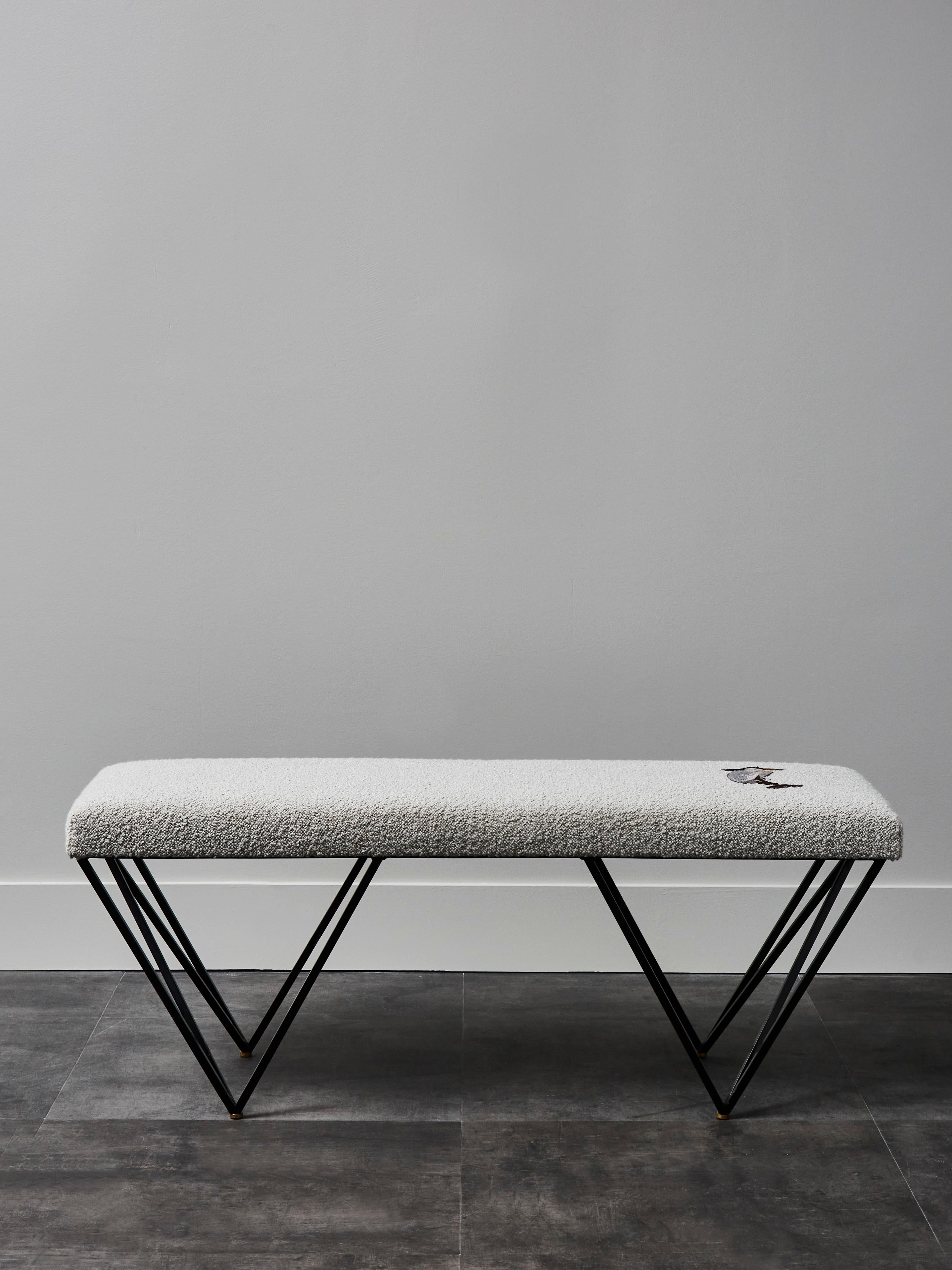 Superb vintage bench entirely restored and reupholstered with a grey bouclette fabric with an embroidery.
Black lacquered metal feet.
Italy, 1980s.