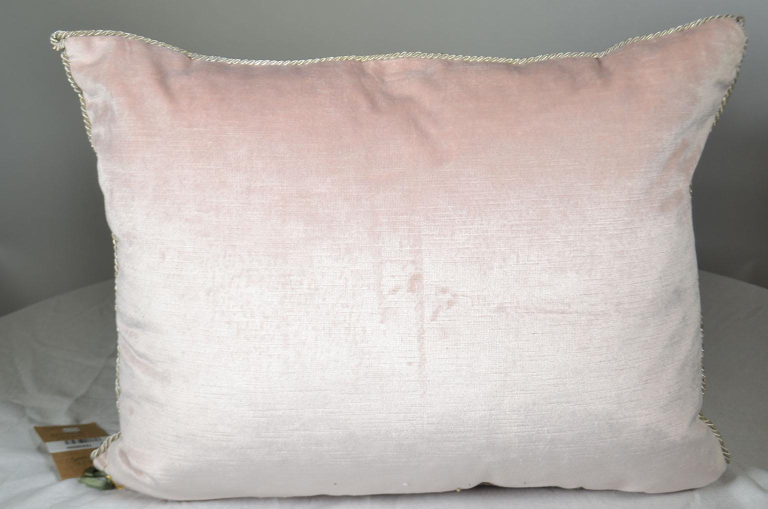 Coussin à broderie, bordure ancienne Neuf - En vente à Vista, CA