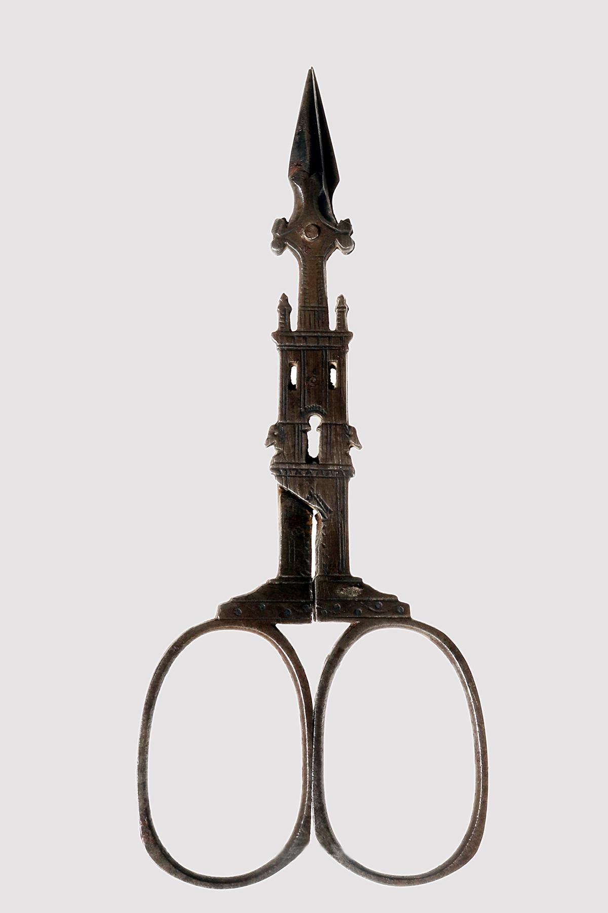 Antique embroidery scissors. Made of cut iron, with a silhouette in the shape of a gothic tower, extremely rich in every part with engravings.
German production, Berlin, Germany, circa 1840.