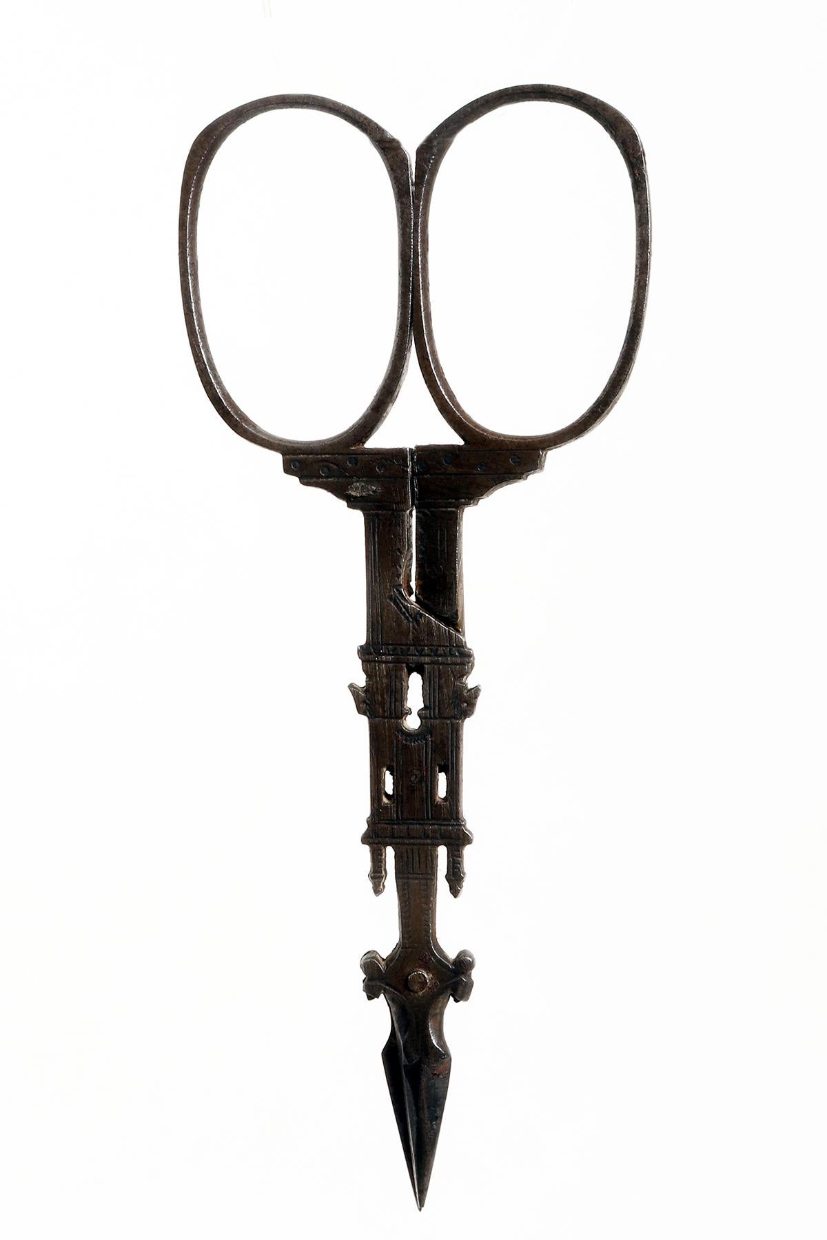 Embroidery Scissors, Iron, in the Shape of a Tower, Germany, 1840 In Good Condition For Sale In Milan, IT