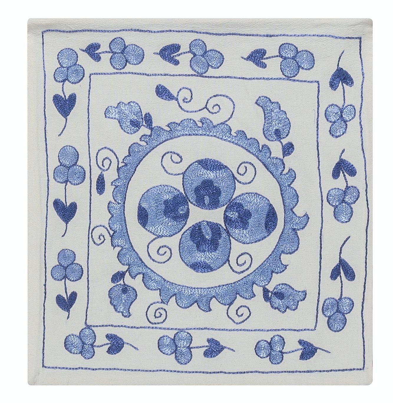 Housse de coussin décorative en soie brodée à la main sur fond de lin, motifs de fleurs et de vignes, dos en lin avec fermeture éclair, pas d'insert.
Lavage délicat et spécialisé conseillé.

Suzani, terme d'Asie centrale désignant un type