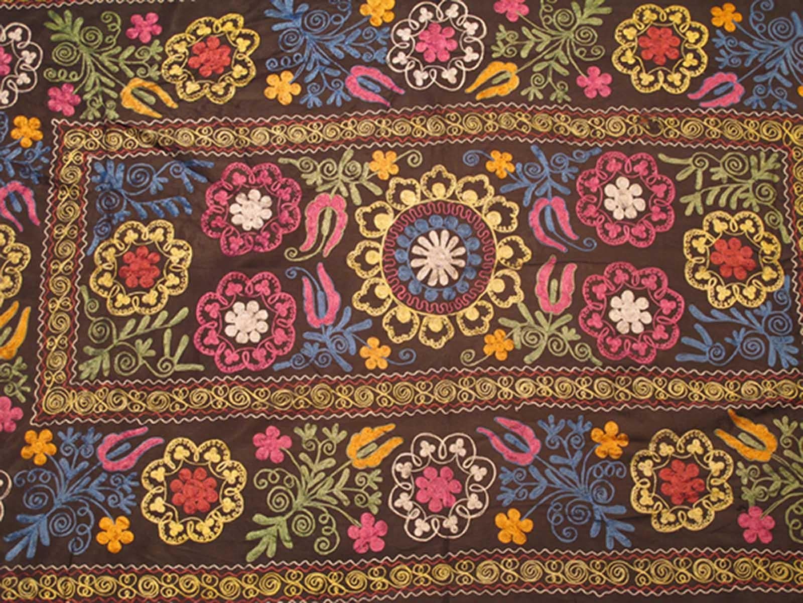 Uzbek Embroidery Suzani with Floral Design and Beautiful Vivid Colors For Sale