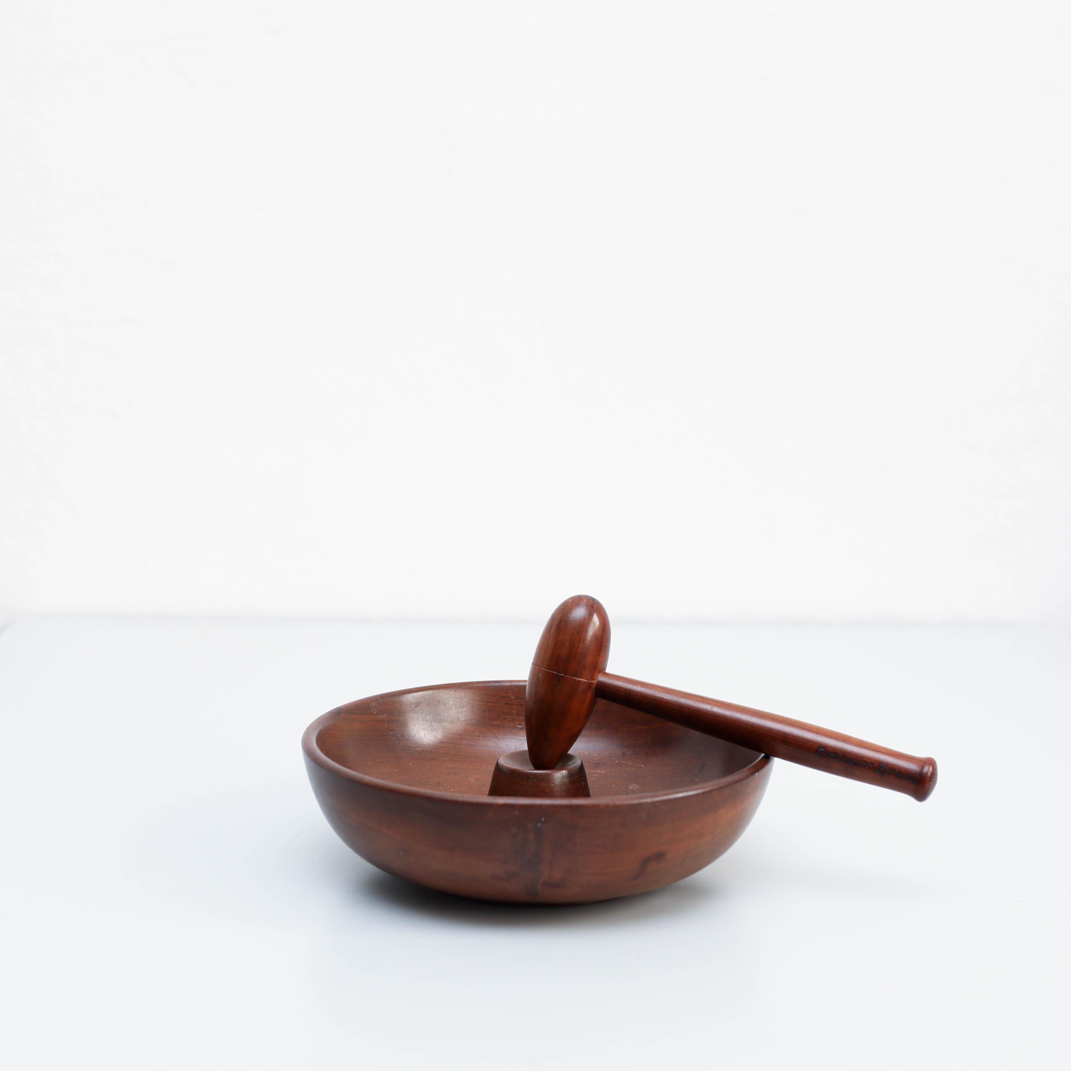 Schiaccianoci di Embuia Brasile, fabbricato nel 1960 circa.    In condizioni originali, con lievi usure dovute all'età e all'uso, che conservano una bella patina.    Materiali:  Legno.