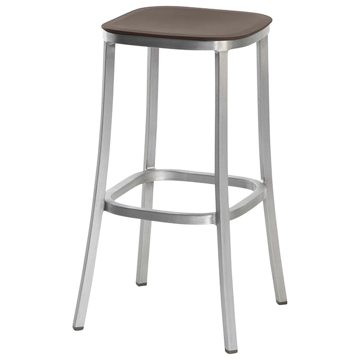 Tabouret de bar Emeco de 2,54 cm en aluminium brossé et marron de Jasper Morrison